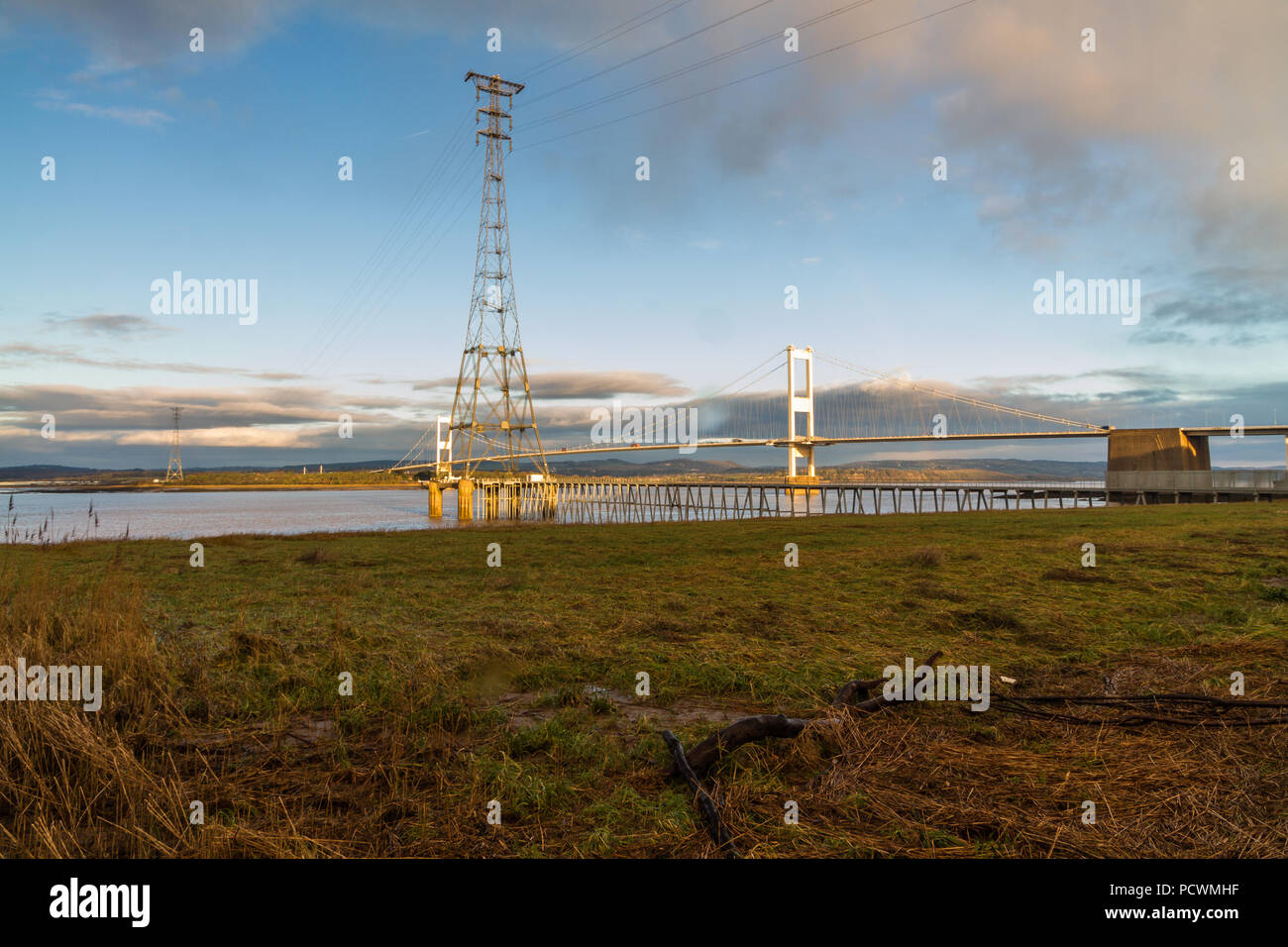 Il vecchio Severn Crossing (welsh Pont Hafren) ponte che attraversa dall'Inghilterra al Galles attraverso i fiumi Severn e di Wye. La luce del mattino, pilone in foregr Foto Stock
