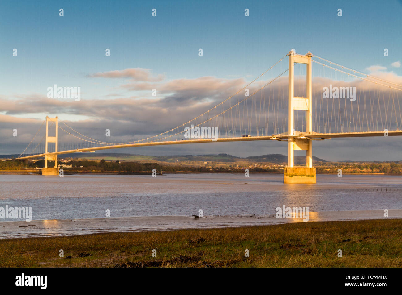Il vecchio Severn Crossing (welsh Pont Hafren) ponte che attraversa dall'Inghilterra al Galles attraverso i fiumi Severn e di Wye. La luce del mattino. Foto Stock