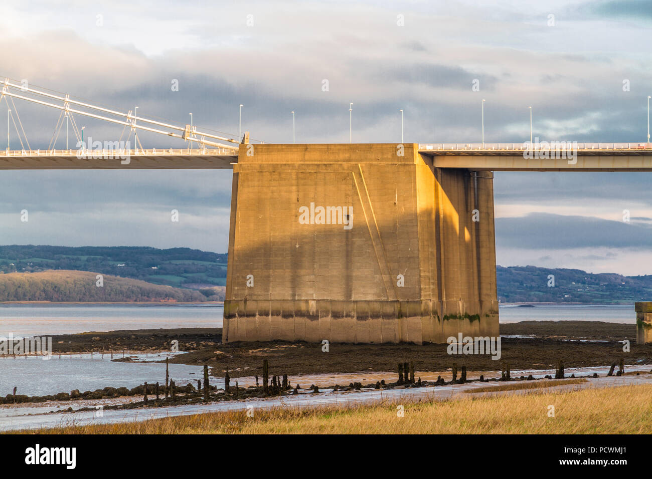 Gravità in calcestruzzo di ancoraggio per cavi sul vecchio ponte della Severn, Regno Unito. Foto Stock