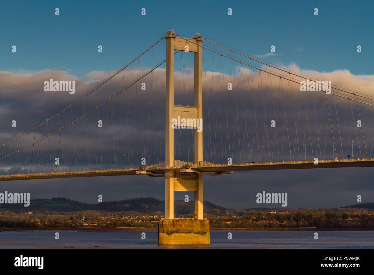 Il vecchio Severn Crossing (welsh Pont Hafren) ponte che attraversa dall'Inghilterra al Galles attraverso i fiumi Severn e di Wye. La luce del mattino. Foto Stock