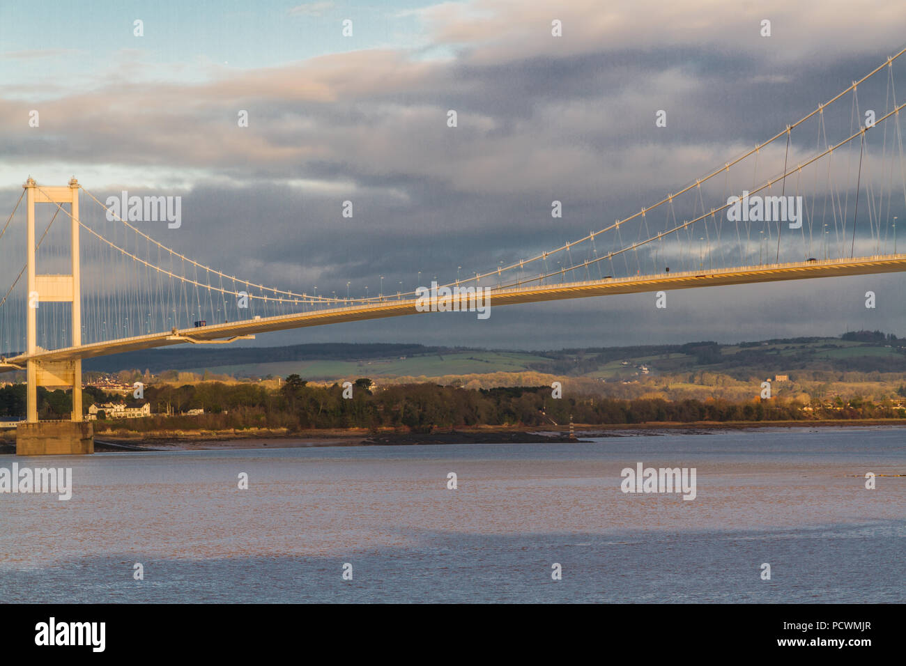 Il vecchio Severn Crossing (welsh Pont Hafren) ponte che attraversa dall'Inghilterra al Galles attraverso i fiumi Severn e di Wye. La luce del mattino. Foto Stock