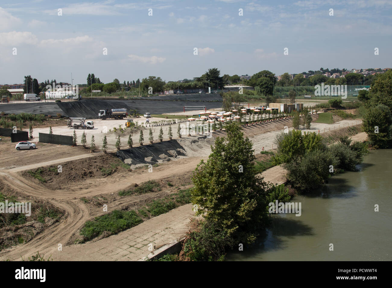 Roma, Italia. 3 Ago, 2018. Lavori in corso per realizzare Tiberis, la spiaggia di Roma, promesso dal sindaco Virginia Raggi, lungo la riva del Tevere nei pressi di Ponte Marconi, che sarà inaugurato la prossima settimana. Credito: Matteo Nardone/Pacific Press/Alamy Live News Foto Stock