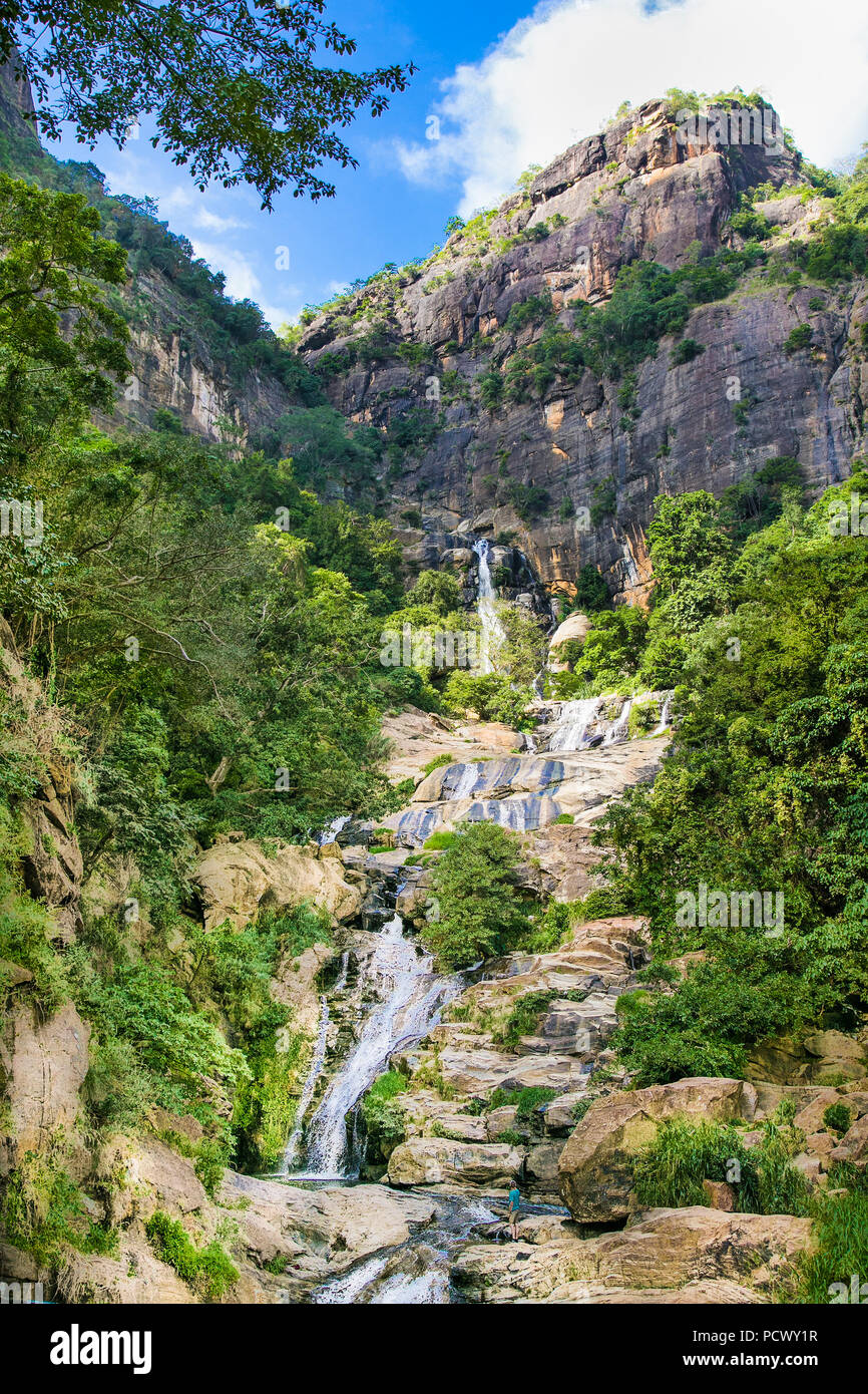 Ravana cade o Ravana Ella cascate è una popolare attrazione turistica vicino a Ella lo Sri Lanka. Ravana cade si colloca come una delle più vaste cade in Sri L Foto Stock