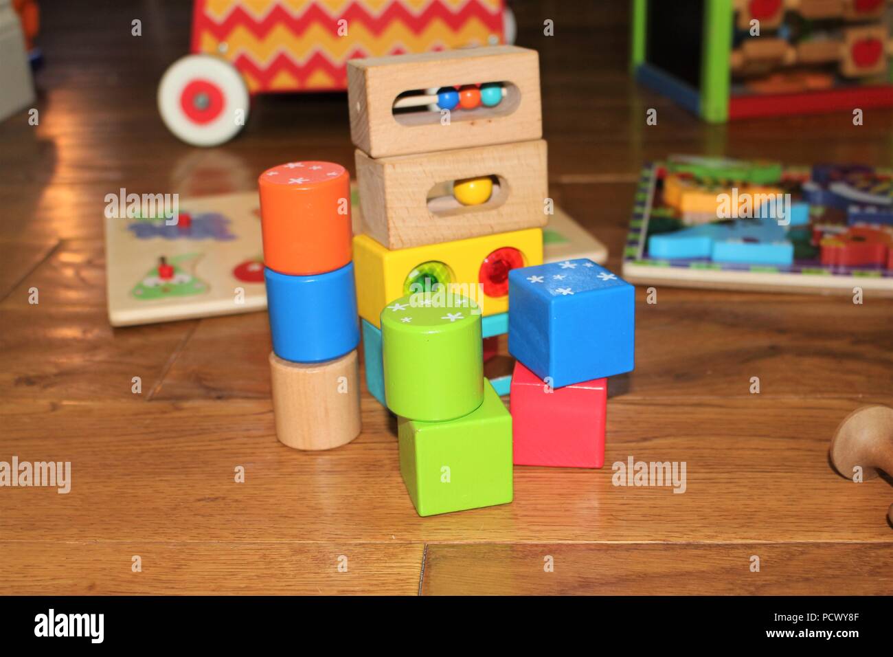 In legno colorato dei giocattoli per bambini sul pavimento Foto Stock