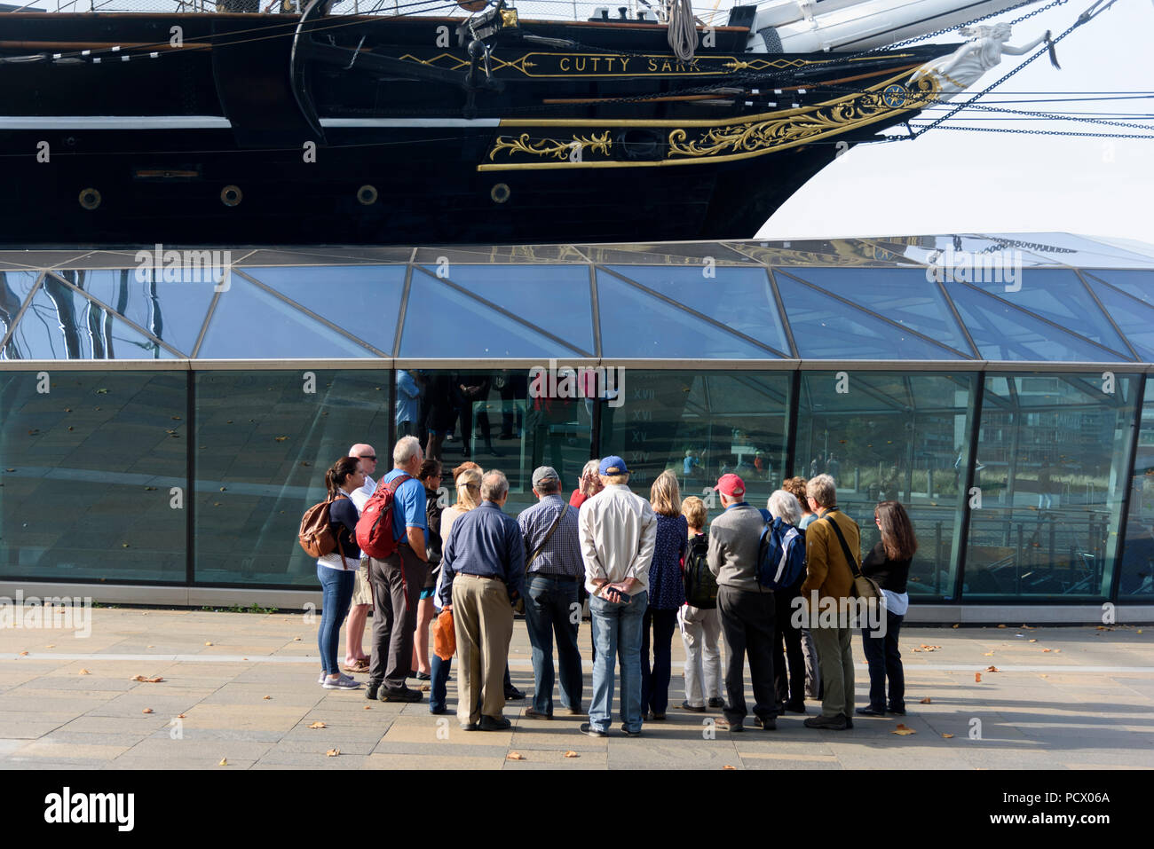 12-10-2017 Londra, Regno Unito. I turisti al Cutty Sark, Greenwich. Foto: © Simon Grosset Foto Stock