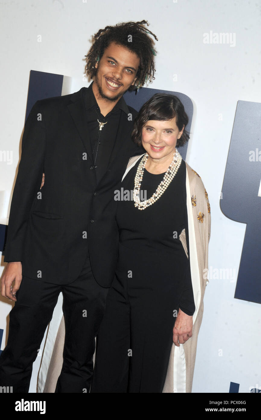 NEW YORK, NY - 13 dicembre: Roberto Rossellini Jr, Isabella Rossellini assiste la premiere del "Gioia" al Teatro Ziegfeld su dicembre 13, 2015 in New York City. Persone: Roberto Rossellini Jr, Isabella Rossellini Foto Stock