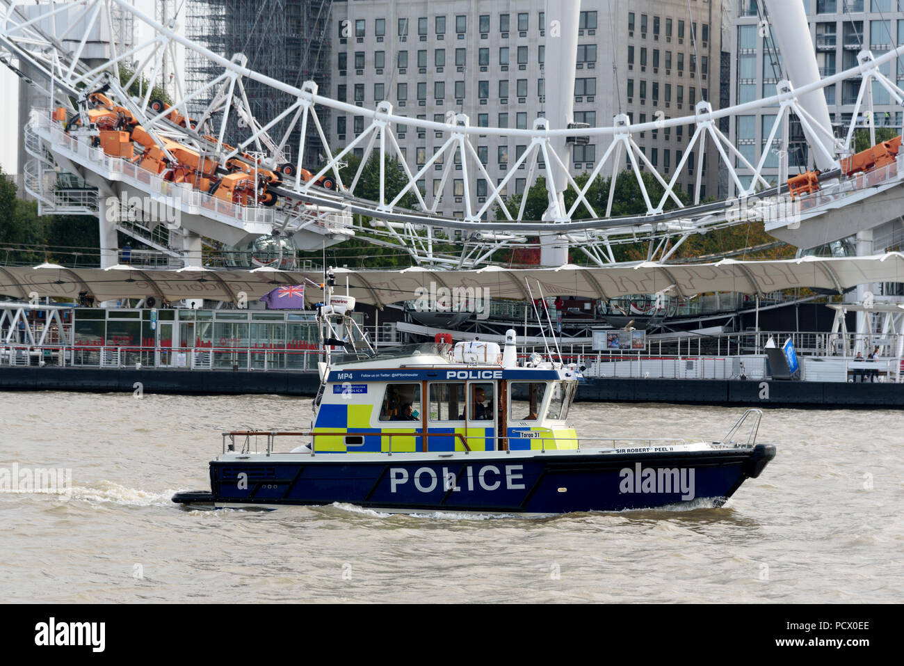 12-10-2017 Londra, Regno Unito. Una barca di polizia voce a monte sul Fiume Tamigi di fronte al London Eye Foto: © Simon Grosset Foto Stock