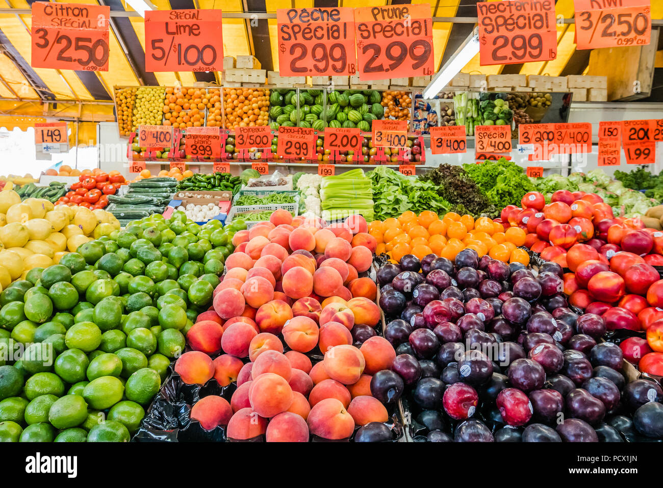 Jean Talon mercato il più grande degli agricoltori di prodotti freschi del mercato canadese di Montreal Foto Stock