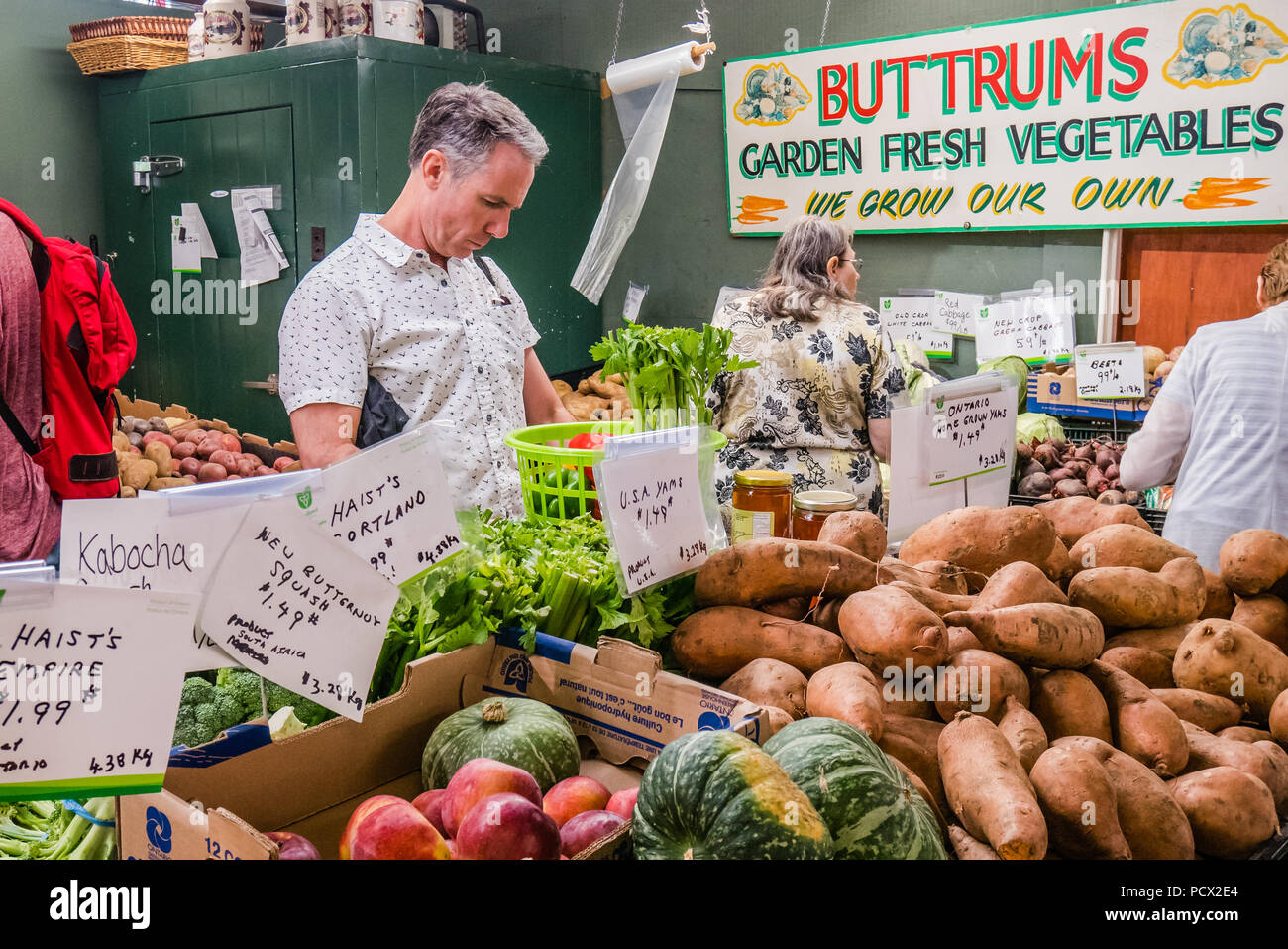 Uomo di mezza età di shopping in un locale mercato famers Foto Stock