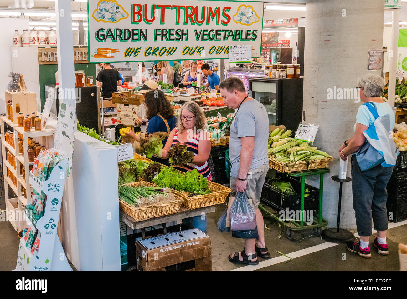Occupato il mercato locale e i clienti Foto Stock
