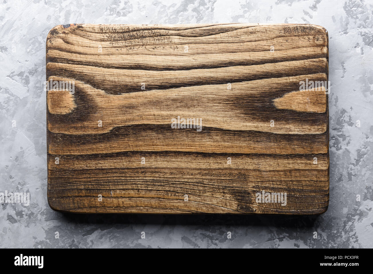 Il vecchio legno di quercia di bordo su grunge tabella di calcestruzzo Foto Stock