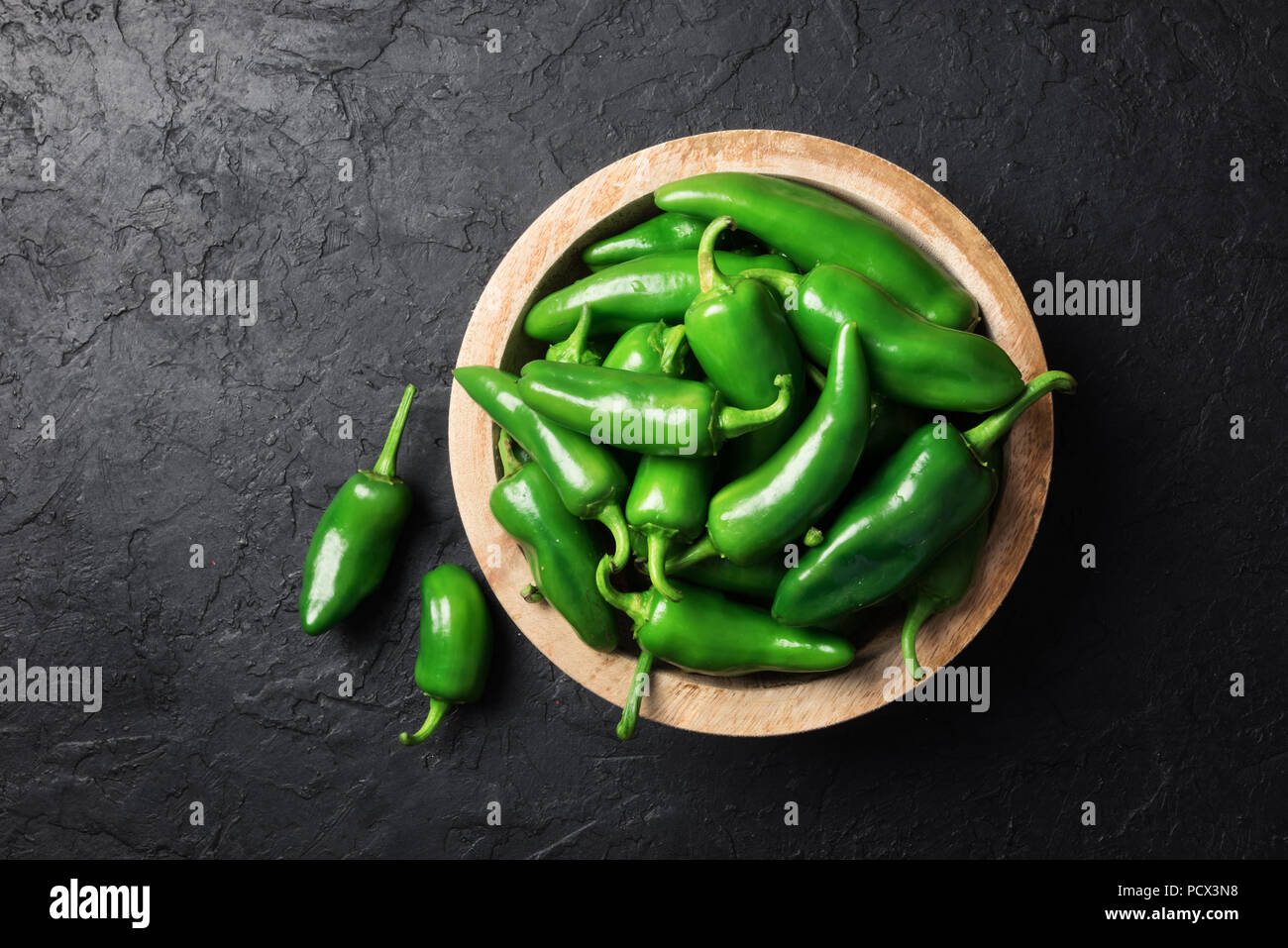 Verde jalapeno hot pepper nel piatto in legno Foto Stock