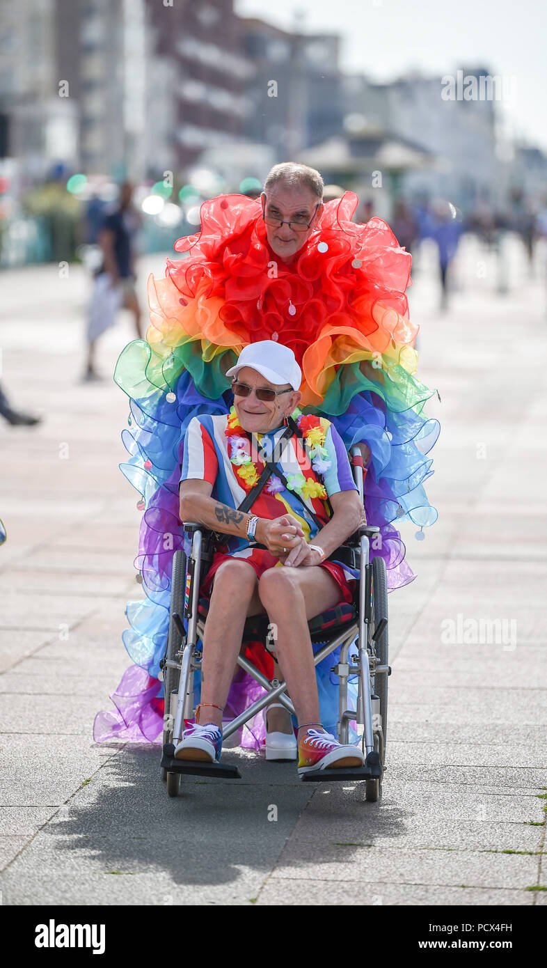 Brighton Regno Unito 4 Agosto 2018 - Primi arrivi per il Brighton Pride Parade terrà nel corso di questo fine settimana nella bellissima calde giornate di sole . L annuale Brighton Pride evento attrae migliaia di visitatori da tutto il mondo con Britney Spears è impostato per eseguire più tardi stasera Credito: Simon Dack/Alamy Live News Credito: Simon Dack/Alamy Live News Foto Stock
