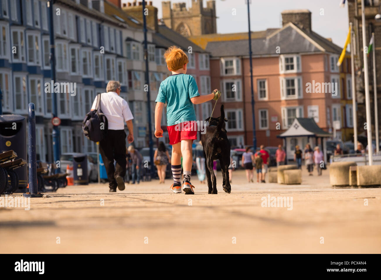 Aberystwyth Wales UK, sabato 04 agosto 2018. Regno Unito Meteo: testa di gente di mare in Aberystwyth su un luminoso e caldo e soleggiato sabato mattina il Regno Unito vasta ondata di caldo continua, con più alte temperature nel sud-est del paese. Photo credit: Keith Morris/Alamy Live news Foto Stock