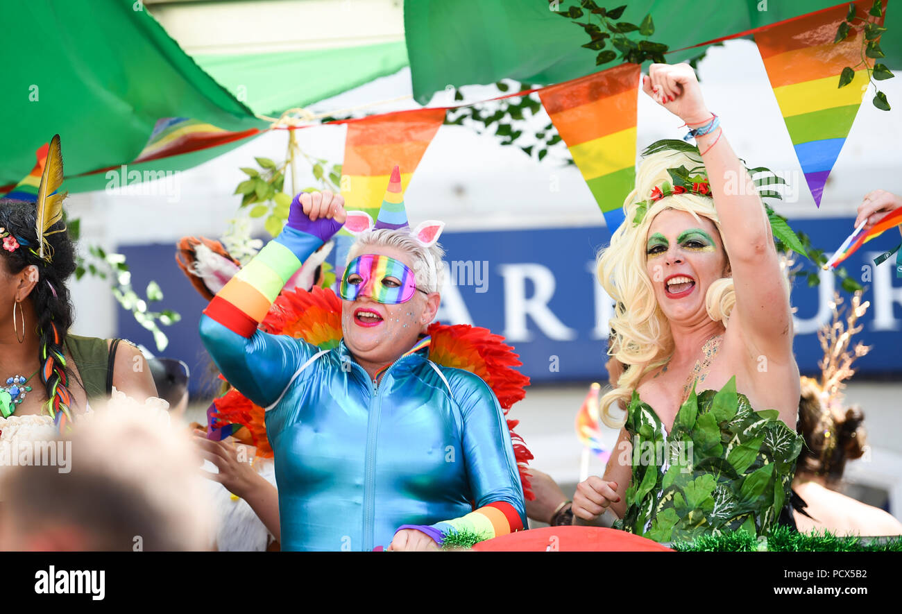 Brighton Regno Unito 4 Agosto 2018 -migliaia prendere parte al Brighton Pride Parade terrà nel corso di questo fine settimana nella bellissima calde giornate di sole . L annuale Brighton Pride evento attrae migliaia di visitatori da tutto il mondo con Britney Spears è impostato per eseguire più tardi stasera Credito: Simon Dack/Alamy Live News Foto Stock