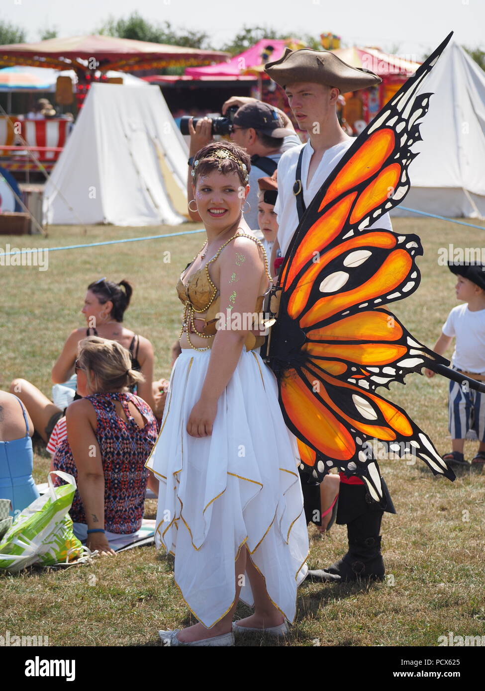 Cattedrale sul mare, Kent, Regno Unito. Il 4° agosto 2018. Pirati Sheppey partito passo: rievocazione storica del gruppo pirati Sheppey ha tenuto il proprio venticinquesimo anniversario party a Sheppey club di rugby di spada di staging e gun combatte in ebollizione caldo. Negli anni precedenti la manifestazione è stata messa in scena su un lago locale, ma il luogo doveva essere cambiato questo anno con breve preavviso risultante nel concetto di un partito di passo, invece della più tradizionale lotta dell'acqua! Credito: James Bell/Alamy Live News Foto Stock