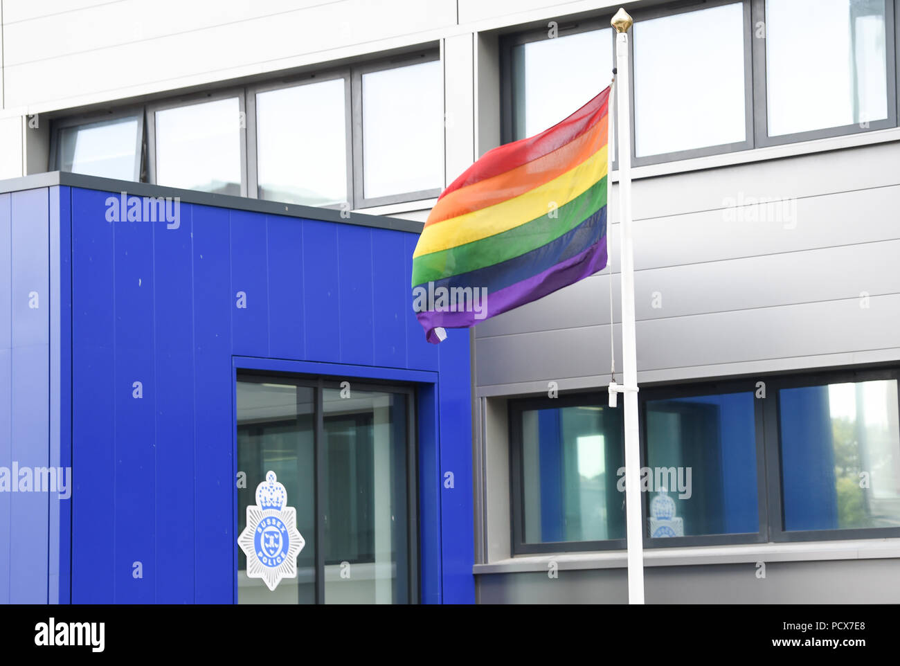 Brighton Regno Unito 4 Agosto 2018 - Brighton stazione di polizia con orgoglio la bandiera come migliaia di prendere parte al Brighton Pride Parade terrà nel corso di questo fine settimana nella bellissima calde giornate di sole . L annuale Brighton Pride evento attrae migliaia di visitatori da tutto il mondo con Britney Spears è impostato per eseguire più tardi stasera Foto Stock
