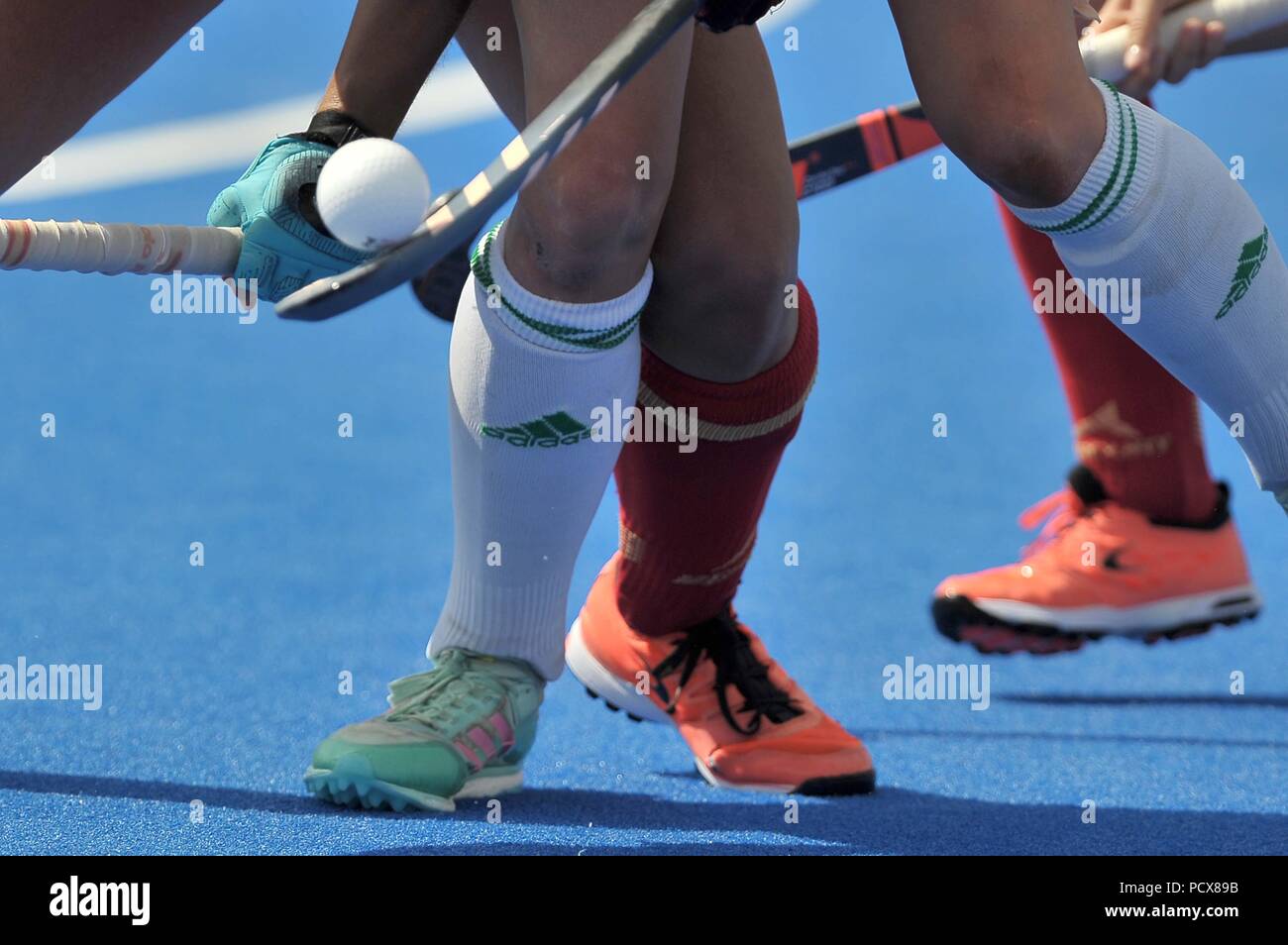 Bastoni Hocket, sfera, stivali, adidas, guanti. Irlanda V SPAGNA. Match 34. Semifinale. Womens Hockey World Cup 2018. Lee Valley hockey center. Queen Elizabeth Olympic Park. Stratford. Londra. Regno Unito. 04/08/2018. Foto Stock