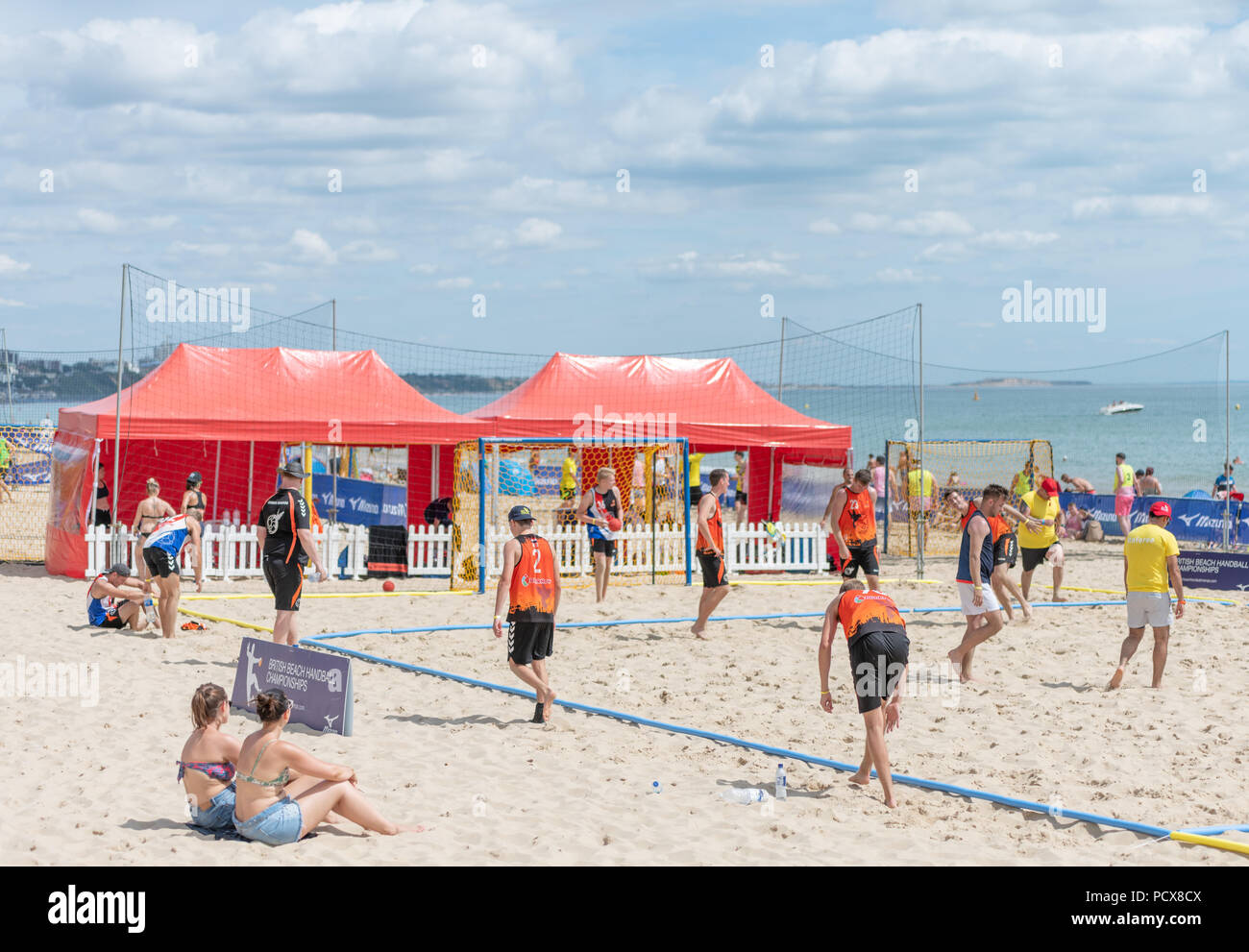 Bournemouth, Regno Unito. 4 agosto 2018. Oltre 40 squadre provenienti da tutta Europa prendere parte nel British beach handball Championships su Branksome spiaggia di Bournemouth come l'ondata di caldo esercita in ad agosto 2018. Il caso è ora nel suo sesto anno. Credito: Thomas Faull/Alamy Live News Foto Stock