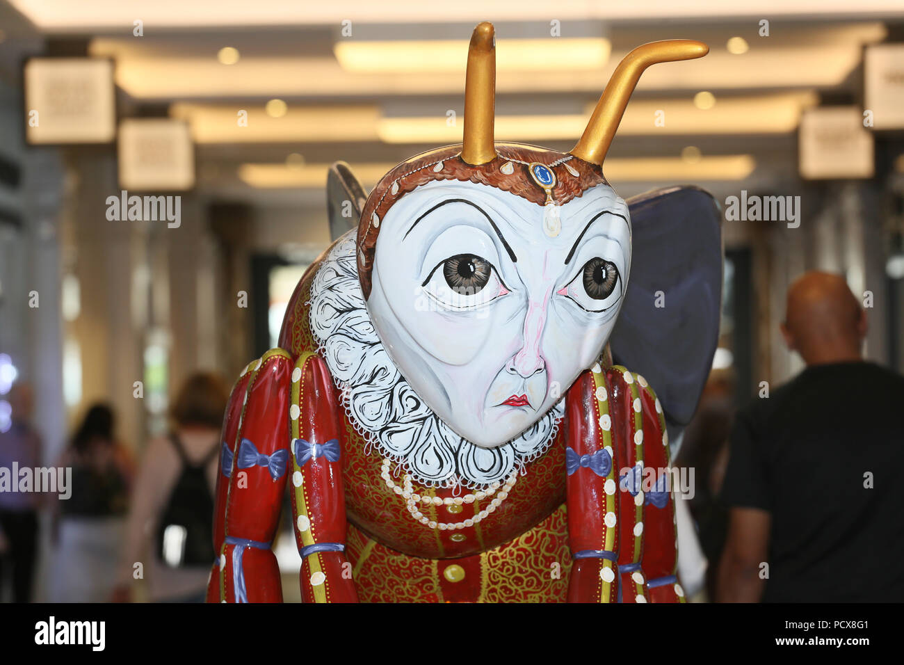 Manchester, Regno Unito, 3 agosto 2018. I Queen Bee. Il Manchester City Council e selvaggio circa arte stanno portando la comunità insieme con 'Bee nella città' che vede oltre a 1oo Bee Gigante sculture disegnate individualmente e disposto intorno alla città. Vi è un'applicazione interattiva per famiglie da utilizzare per trovare le api e sembra attrarre le famiglie a tutti gli angoli della città. Manchester, 4° agosto 2018 (C)Barbara Cook/Alamy Live News Foto Stock