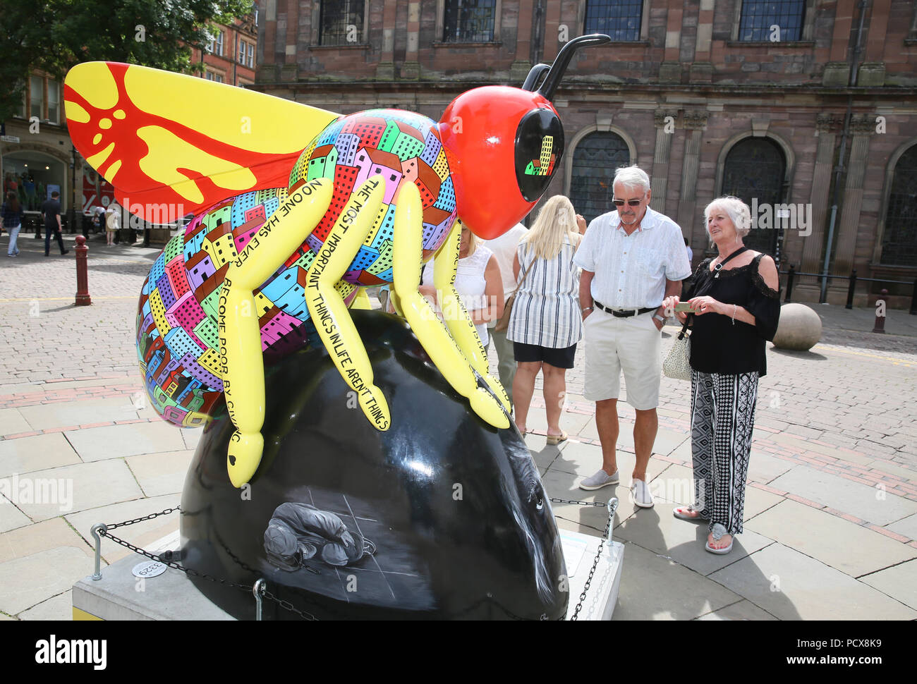 Manchester, Regno Unito, 3 agosto 2018. Il Manchester City Council e selvaggio circa arte stanno portando la comunità insieme con 'Bee nella città' che vede oltre a 1oo Bee Gigante sculture disegnate individualmente e disposto intorno alla città. Vi è un'applicazione interattiva per famiglie da utilizzare per trovare le api e sembra attrarre le famiglie a tutti gli angoli della città. Manchester, 4° agosto 2018 (C)Barbara Cook/Alamy Live News Foto Stock