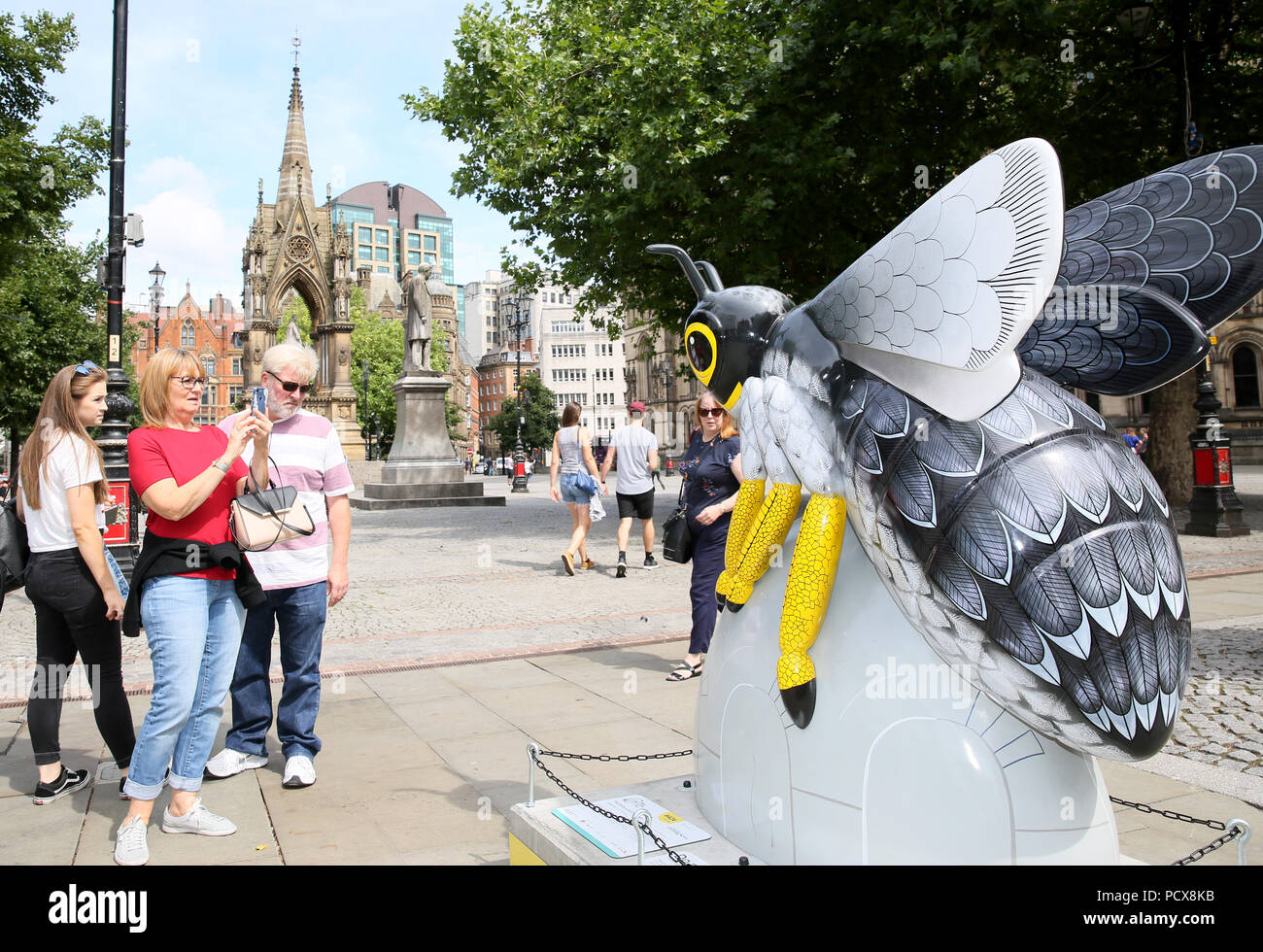 Manchester, Regno Unito, 3 agosto 2018. Il Manchester City Council e selvaggio circa arte stanno portando la comunità insieme con 'Bee nella città' che vede oltre a 1oo Bee Gigante sculture disegnate individualmente e disposto intorno alla città. Vi è un'applicazione interattiva per famiglie da utilizzare per trovare le api e sembra attrarre le famiglie a tutti gli angoli della città. Manchester, 4° agosto 2018 (C)Barbara Cook/Alamy Live News Foto Stock