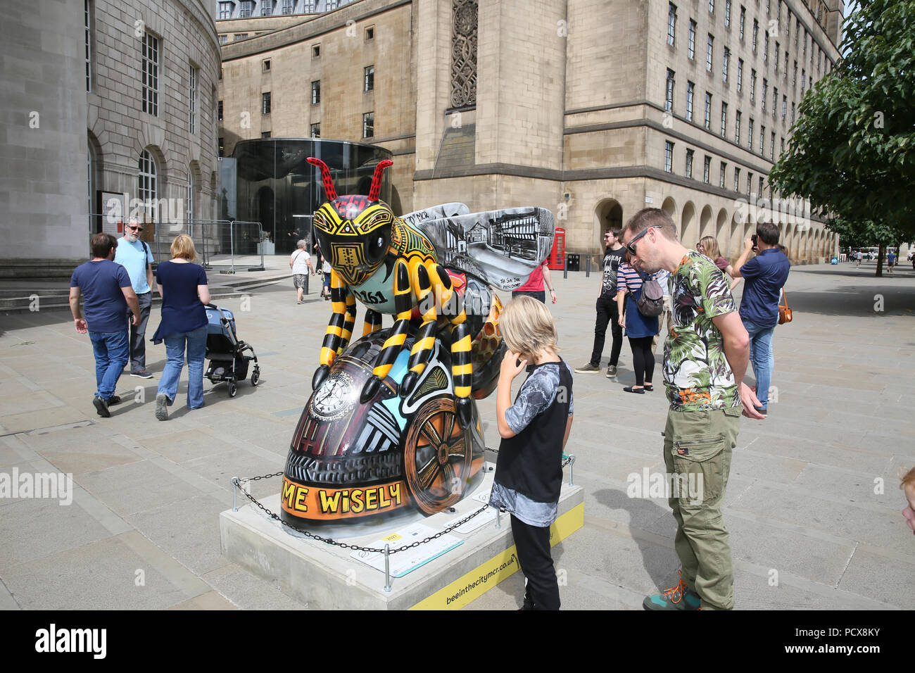 Manchester, Regno Unito, 3 agosto 2018. Il Manchester City Council e selvaggio circa arte stanno portando la comunità insieme con 'Bee nella città' che vede oltre a 1oo Bee Gigante sculture disegnate individualmente e disposto intorno alla città. Vi è un'applicazione interattiva per famiglie da utilizzare per trovare le api e sembra attrarre le famiglie a tutti gli angoli della città. Manchester, 4° agosto 2018 (C)Barbara Cook/Alamy Live News Foto Stock