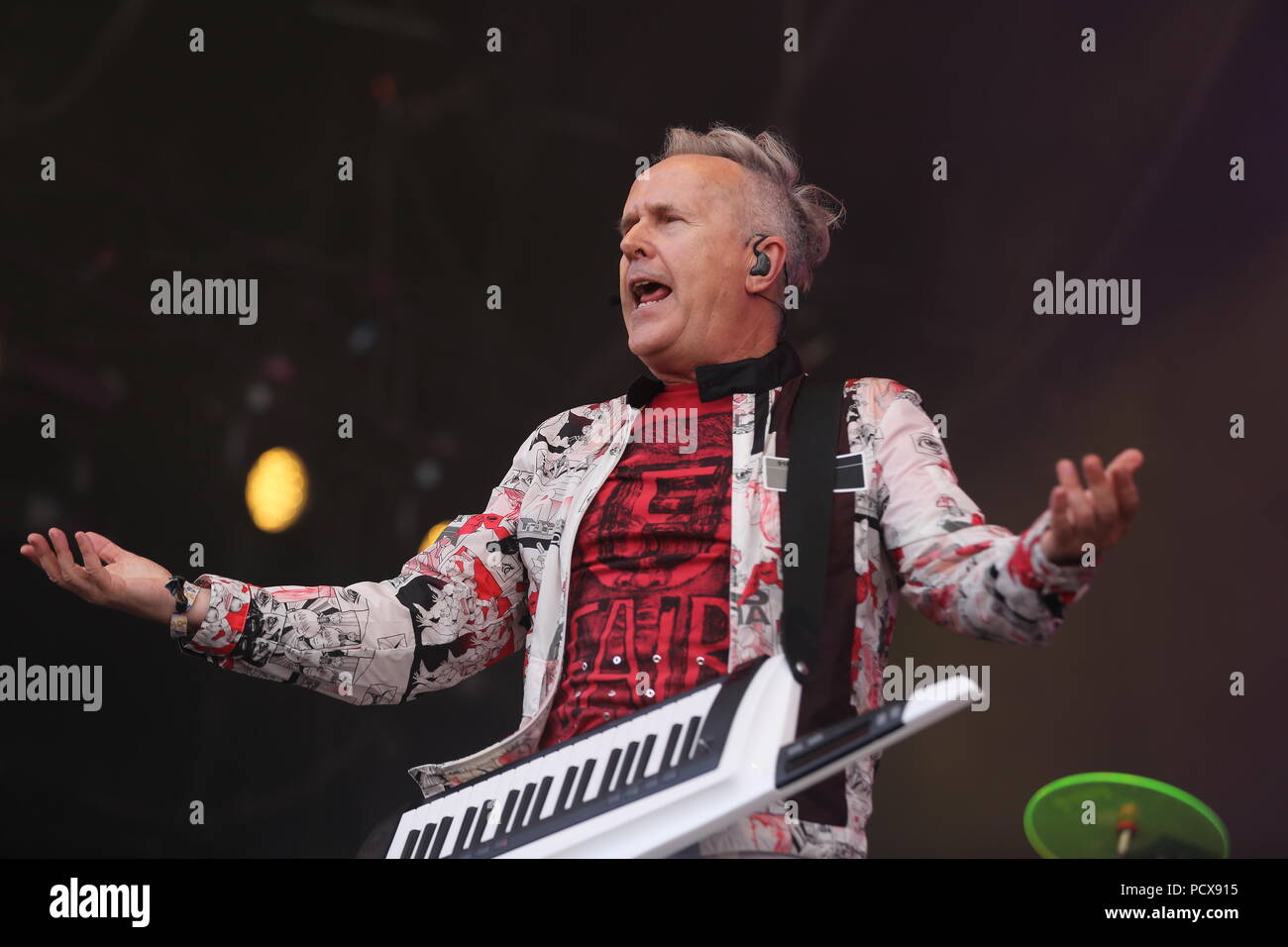 A Siddington, Cheshire, Regno Unito. 4° agosto 2018. Howard Jones si esibisce dal vivo sul palco principale a nord di riavvolgimento a Capesthorne Hall nel Cheshire. Foto Stock