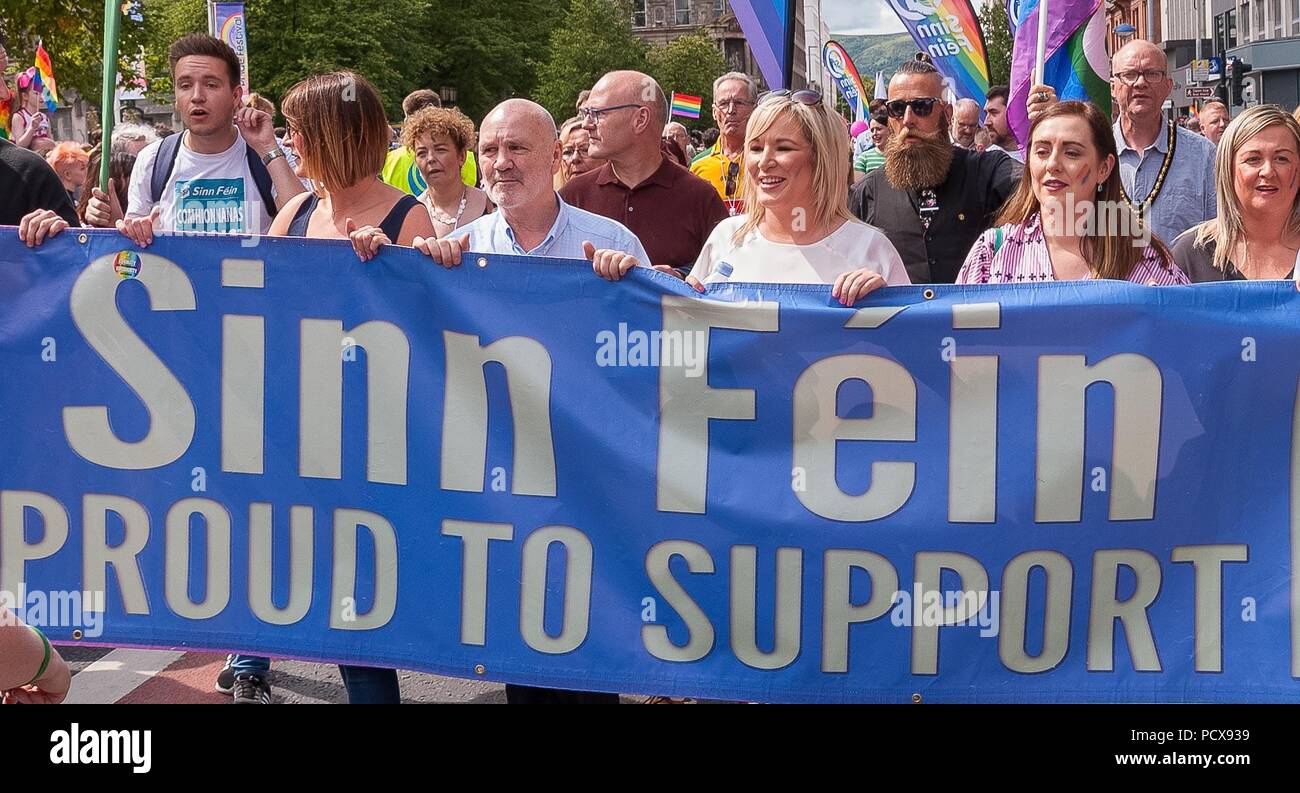 Belfast, Irlanda del Nord, Regno Unito 04 agosto 2018. Orgoglio parata di Belfast attraverso il centro della città dalla Custom House Square, parte di orgoglio 2018. Una piccola protesta evangelica si è svolta al di fuori della City Hall durante la parata. Credito: John Rymer/Alamy Live News Foto Stock