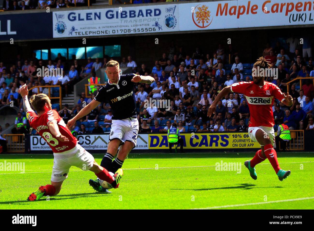 Londra, UK, 4 agosto 2018. Aiden O'Brien del Millwall (c) punteggi della sua squadra il primo obiettivo. EFL Skybet partita in campionato, Millwall v Middlesbrough al Den Stadium di Londra sabato 4 agosto 2018. Questa immagine può essere utilizzata solo per scopi editoriali. Solo uso editoriale, è richiesta una licenza per uso commerciale. Nessun uso in scommesse, giochi o un singolo giocatore/club/league pubblicazioni. pic da Steffan Bowen/Andrew Orchard fotografia sportiva/Alamy Live news Foto Stock