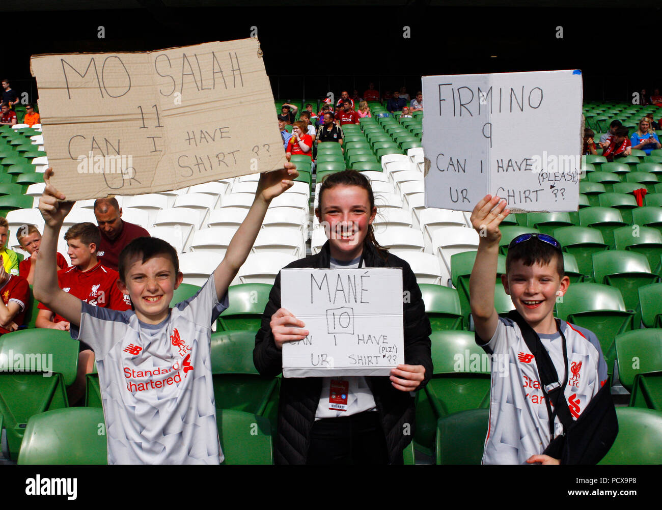 Aviva Stadium, Dublino, Irlanda. Il 4° agosto 2018. La pre stagione amichevole di calcio, International Champions Cup, Liverpool contro Napoli; i giovani tifosi del Liverpool speranza i loro giocatori preferiti vedere i loro segni all'Aviva Stadium Credito: Azione Sport Plus/Alamy Live News Foto Stock