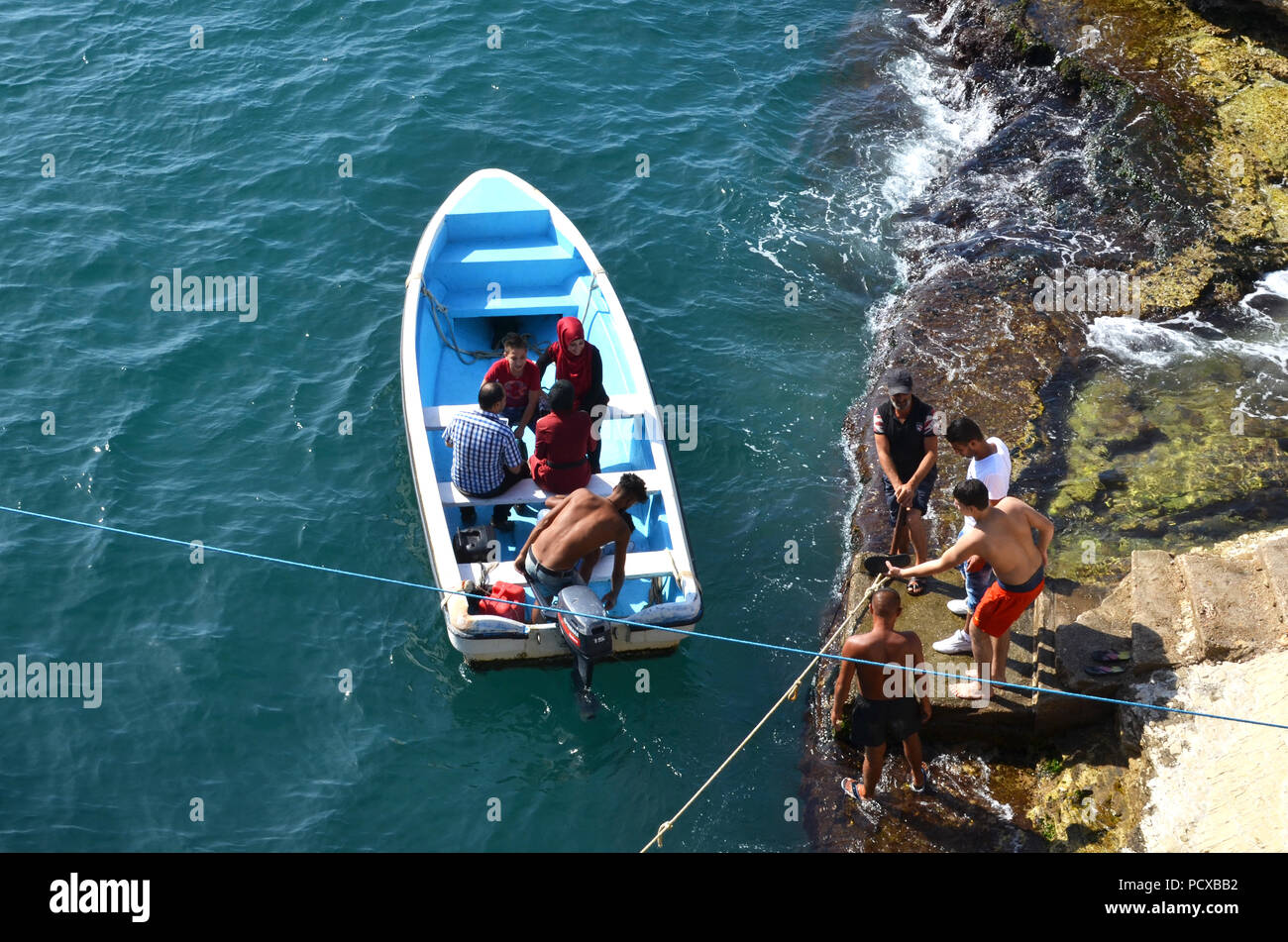 Beirut, Libano. Undicesimo oct, 2015. La gente vede in una barca presso la costa.Beirut potrebbe presto essere la capitale solo sulla costa mediterranea che non dispone di una spiaggia pubblica. La capitale della costa è stata sviluppata in spiaggia privata club e resorts. A pochi anni fa la costruzione ebbe inizio nel Dalieh troppo, questo usato per essere un posto per picnic sulle sue colline, nuoto nelle sue piscine e per i pescatori per fare una vita. Credito: Antoine Abou-Diwan SOPA/images/ZUMA filo/Alamy Live News Foto Stock