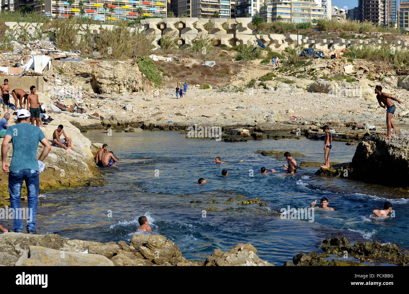 Beirut, Libano. Undicesimo oct, 2015. Persone visto nuotare nelle acque del litorale.Beirut potrebbe presto essere la capitale solo sulla costa mediterranea che non dispone di una spiaggia pubblica. La capitale della costa è stata sviluppata in spiaggia privata club e resorts. A pochi anni fa la costruzione ebbe inizio nel Dalieh troppo, questo usato per essere un posto per picnic sulle sue colline, nuoto nelle sue piscine e per i pescatori per fare una vita. Credito: Antoine Abou-Diwan SOPA/images/ZUMA filo/Alamy Live News Foto Stock