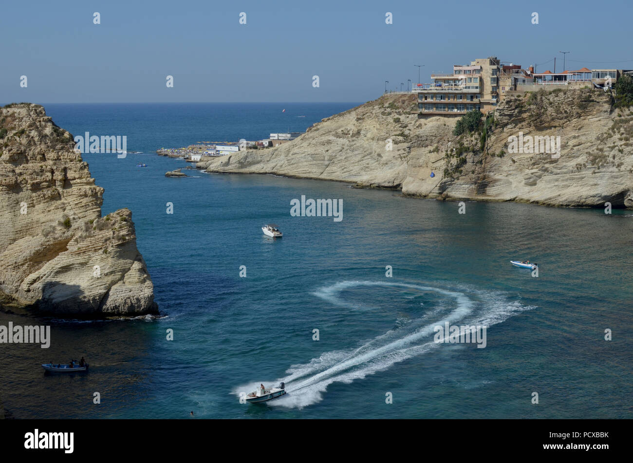 Beirut, Libano. Undicesimo oct, 2015. Una vista generale della costa.Beirut potrebbe presto essere la capitale solo sulla costa mediterranea che non dispone di una spiaggia pubblica. La capitale della costa è stata sviluppata in spiaggia privata club e resorts. A pochi anni fa la costruzione ebbe inizio nel Dalieh troppo, questo usato per essere un posto per picnic sulle sue colline, nuoto nelle sue piscine e per i pescatori per fare una vita. Credito: Antoine Abou-Diwan SOPA/images/ZUMA filo/Alamy Live News Foto Stock