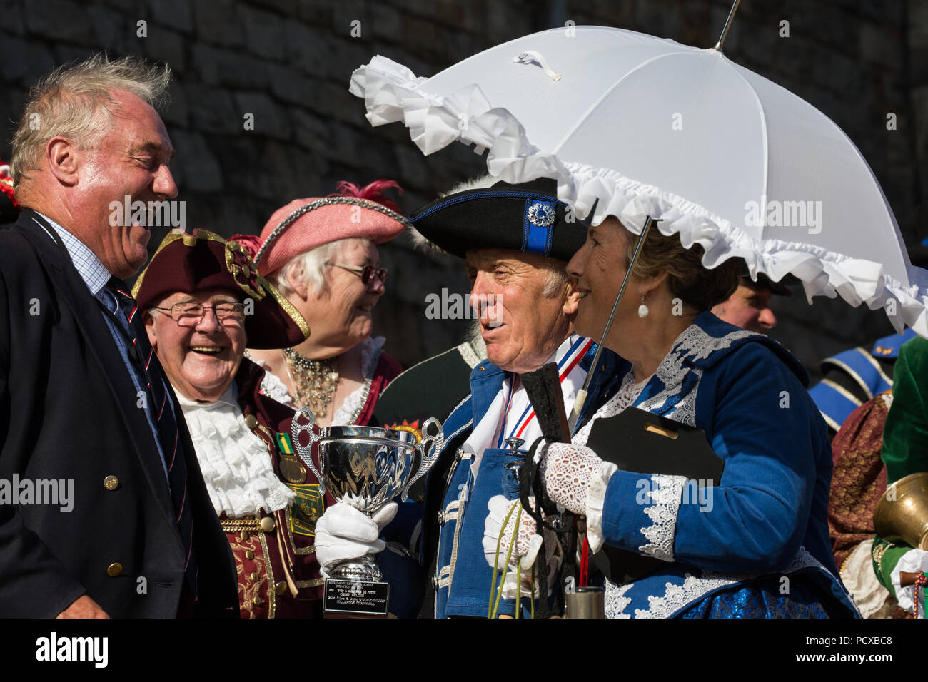 Windsor, Regno Unito. 4° agosto 2018. Pietro e Joan Dauncey di Melksham riceve il premio per la migliore giovane vestito da ammiraglio sir James Francis Perowne KBE, Constable e Governatore del castello di Windsor, all'antica e onorevole Guild of Town Criers (AHGTC) campionato nazionale. Quaranta criers da tutto il Regno Unito e due australiani hanno gareggiato in due turni di pianto, il primo un grido iniziale segnato sulla dizione, flesso, la chiarezza e il volume e la seconda un grido sul tema di "Una celebrazione". Credito: Mark Kerrison/Alamy Live News Foto Stock