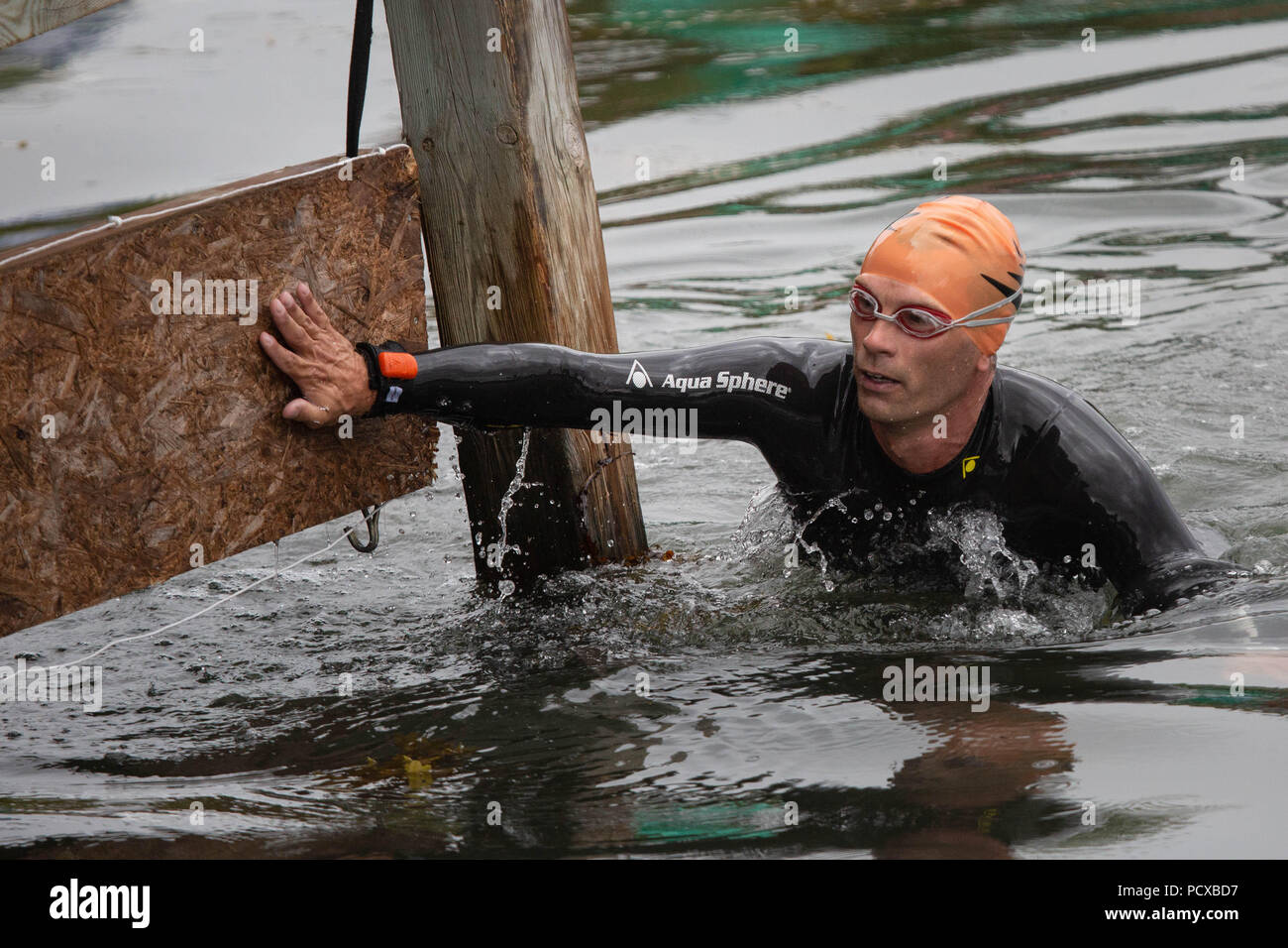 Fortezza di Bomarsund, Arcipelago delle Isole Åland, Mar Baltico, Finlandia, 4 agosto 2018 Bomarsund Open Water Challenge è un annuale open water swimming concorso nel Mar Baltico nell arcipelago acque intorno il russo del XVIII secolo la fortezza Bomarsund. Questo anno la manifestazione è stata anche il campionato finlandese. L evento è stato ritardato a causa di enormi tempeste di fulmini in tutta la regione. Nella foto: i concorrenti terminare la minore 1.5km gara. Immagine: Rob Watkins/Alamy Live News Foto Stock