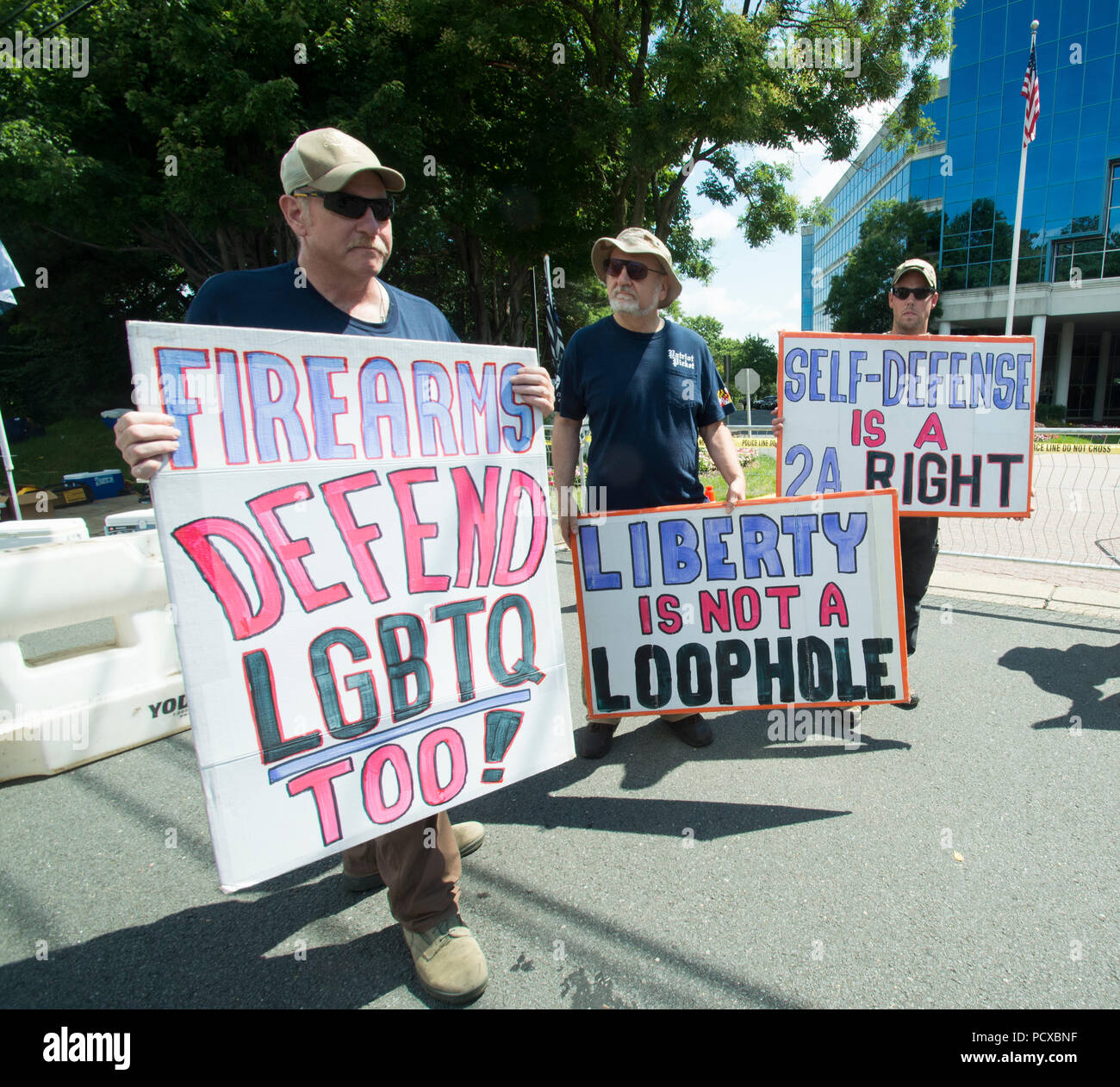 Fairfax,VA agosto 4 2018, USA: pro gun proprietari rally presso il quartier generale delle ANR in Virginia. I manifestanti su entrambi i lati della pistola problema controllo rally nella sede nazionale del National Rifle Association (NRA) di Fairfax, VA. Soprannominato 'Il marzo su NRA" i manifestanti lungo le strade di fronte la sede centrale del. DC. Patsy Lynch/Alamy Foto Stock