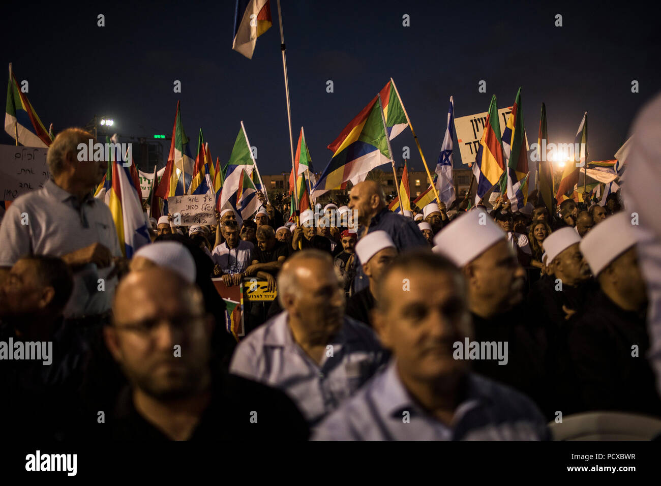 Tel Aviv, Israele. 04 Ago, 2018. Gli israeliani della minoranza Drusi prendere parte a una protesta contro Israele per la nuova nazione ebraica bill a Tel Aviv, Israele, 04 agosto 2018. Migliaia di drusi e sostenitori ebraica raccolse su Rabin Square nel centro di Tel Aviv contro una controversa nuova legge che i critici dicono che margini di Israele non-cittadini ebrei. Credito: Ilia Yefimovich/dpa/Alamy Live News Foto Stock