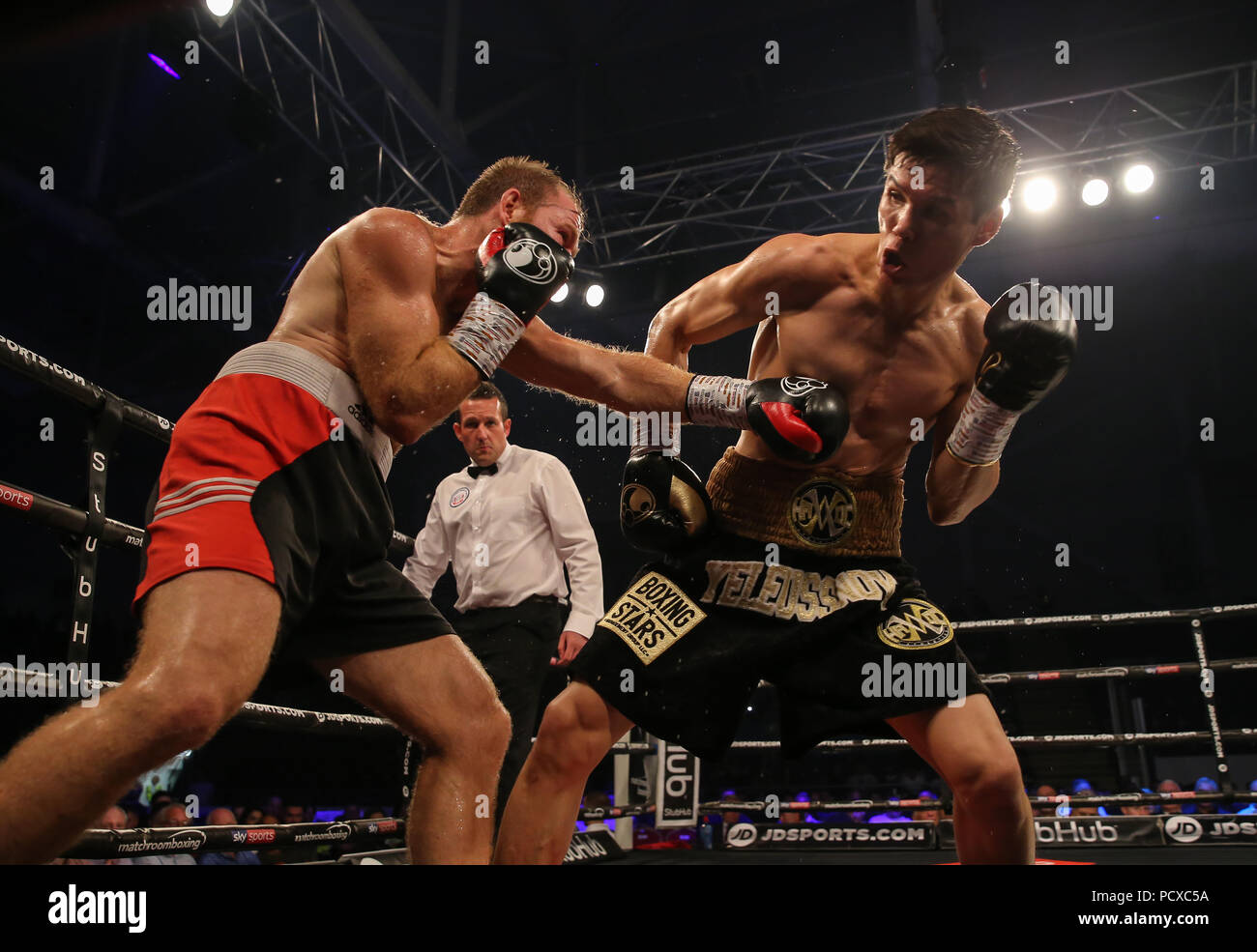 Cardiff, Regno Unito. Il 4 agosto 2018. DANIYAR YELEUSSINOV (Kazakistan) oro nero pantaloncini v GABOR GORBICS (Ungheria) Welterweight contest at 10st.9LB YELEUSSINOV vinto dalla decisione Credito: Huw Fairclough/Alamy Live News Foto Stock