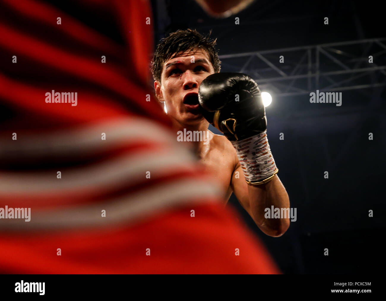 Cardiff, Regno Unito. Il 4 agosto 2018. DANIYAR YELEUSSINOV (Kazakistan) oro nero pantaloncini v GABOR GORBICS (Ungheria) Welterweight contest at 10st.9LB YELEUSSINOV vinto dalla decisione Credito: Huw Fairclough/Alamy Live News Foto Stock