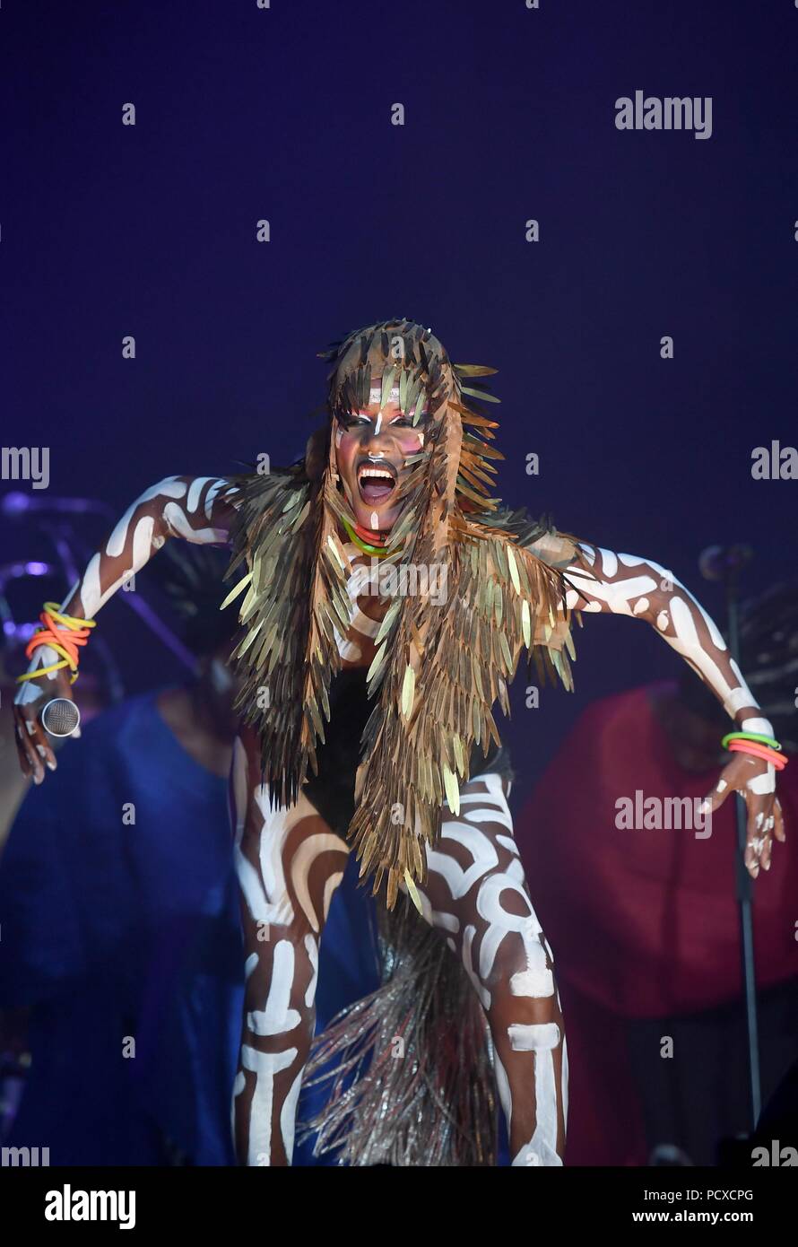 Grace Jones esegue sul palcoscenico Bestival Dorset, UK Credit: Finnbarr Webster/Alamy Live News Foto Stock