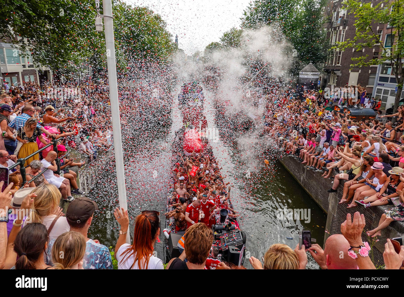 Amsterdam, Paesi Bassi. Agosto 4, 2018, centinaia di migliaia di visitatori rivestiti i canali per l'annuale Canal orgoglio. Credito: Wiskerke/Alamy Live News Foto Stock