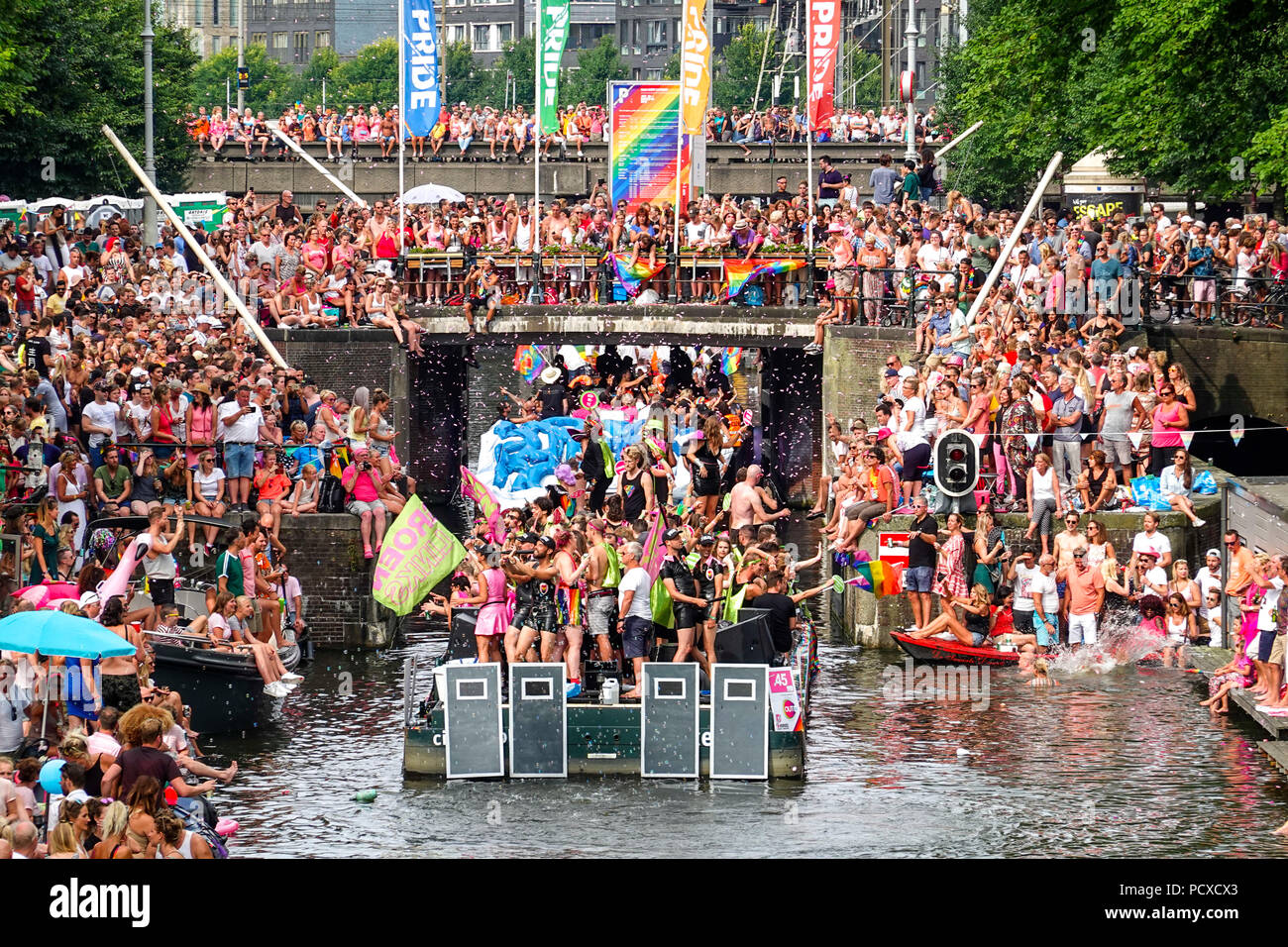 Amsterdam, Paesi Bassi. Agosto 4, 2018, centinaia di migliaia di visitatori rivestiti i canali per l'annuale Canal orgoglio. Credito: Wiskerke/Alamy Live News Foto Stock