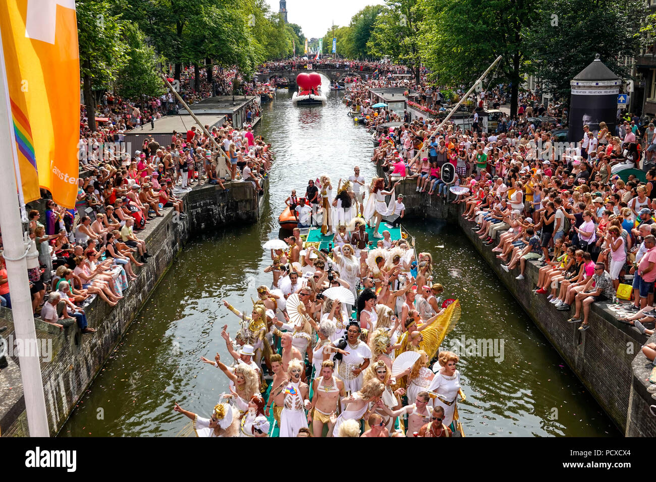 Amsterdam, Paesi Bassi. Agosto 4, 2018, centinaia di migliaia di visitatori rivestiti i canali per l'annuale Canal orgoglio. Credito: Wiskerke/Alamy Live News Foto Stock