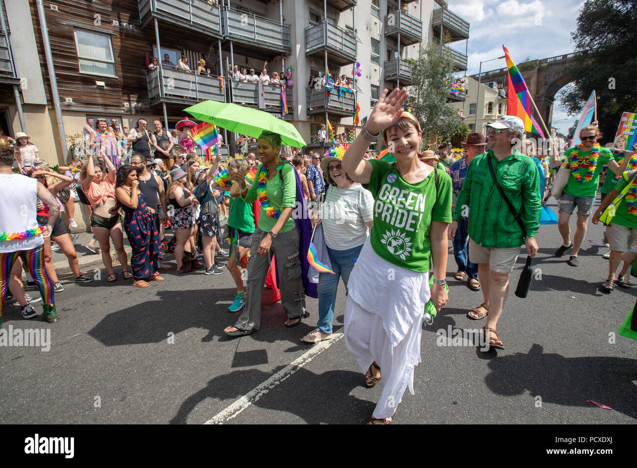 Brighton, Regno Unito. 4 agosto 2018,Caroline Lucas prende parte all'annuale Brighton Pride Parade, Brighton Inghilterra. © Jason Richardson / Alamy Live News Foto Stock