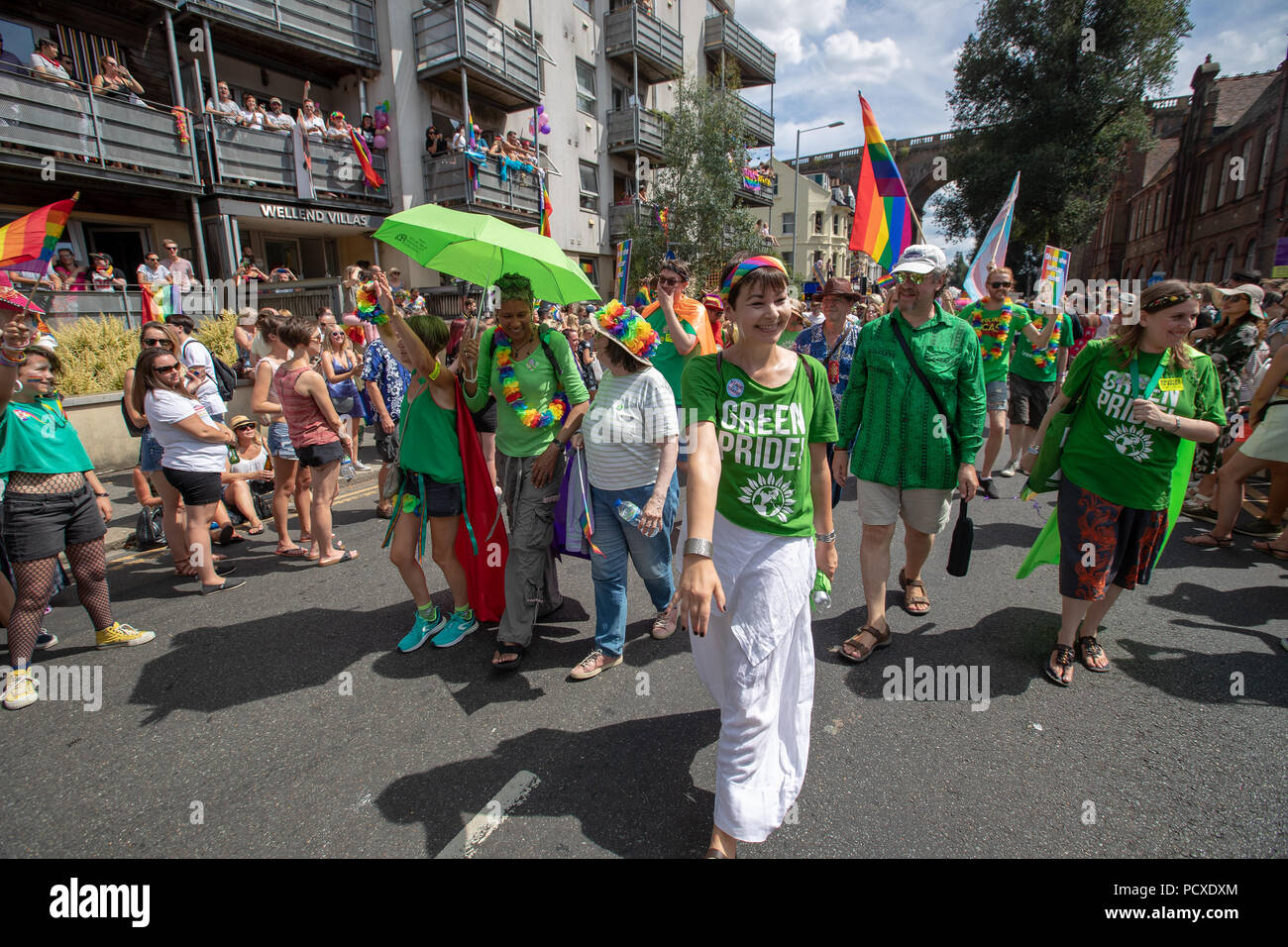 Brighton, Regno Unito. 4 agosto 2018,Caroline Lucas prende parte all'annuale Brighton Pride Parade, Brighton Inghilterra. © Jason Richardson / Alamy Live News Foto Stock