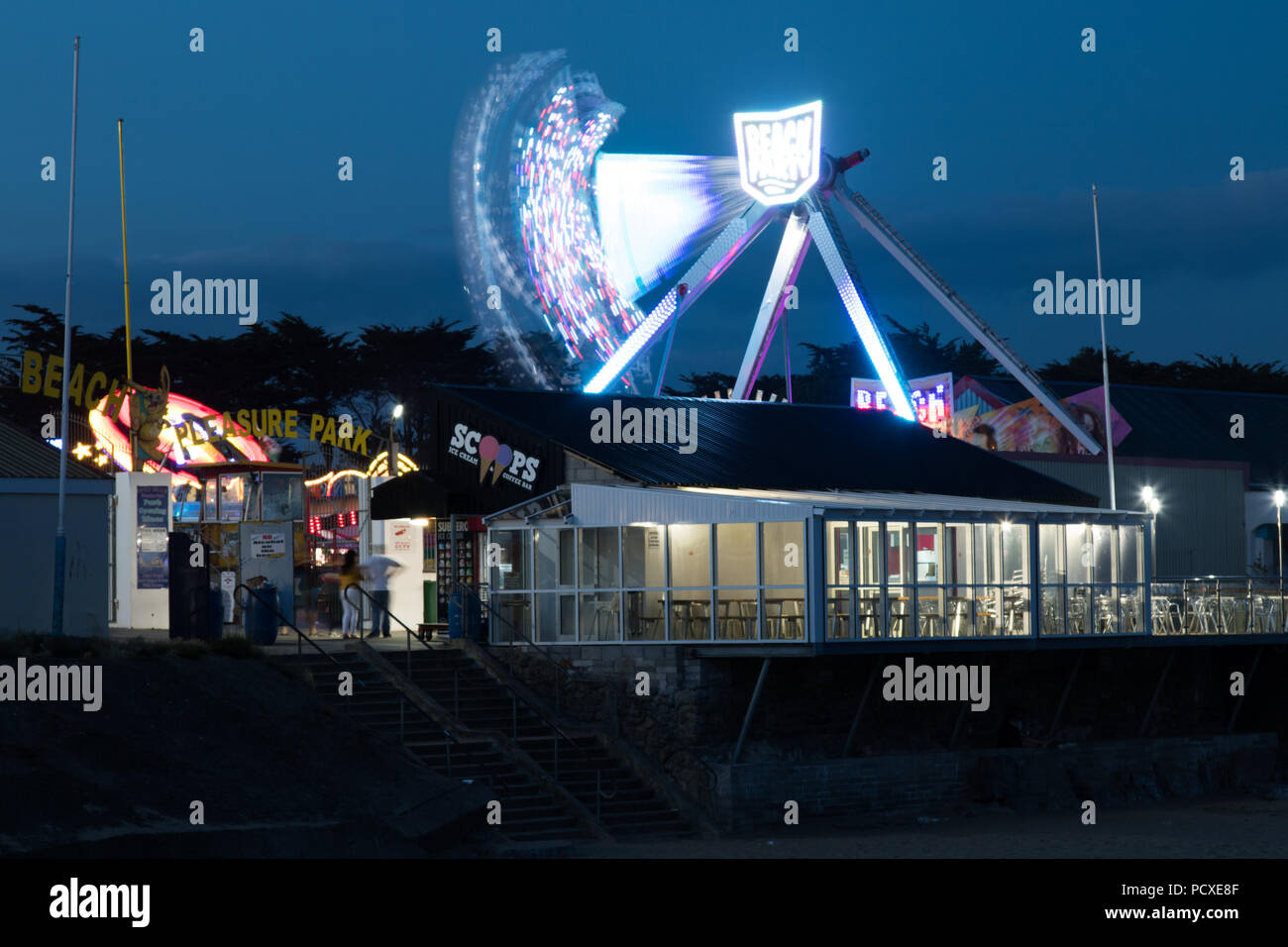 Porthcawl, South Wales, Regno Unito. Il 4 agosto 2018. Regno Unito: meteo persone godono le corse in fiera questa sera come l'ondata di caldo continua. Credito: Andrew Bartlett/Alamy Live News Foto Stock