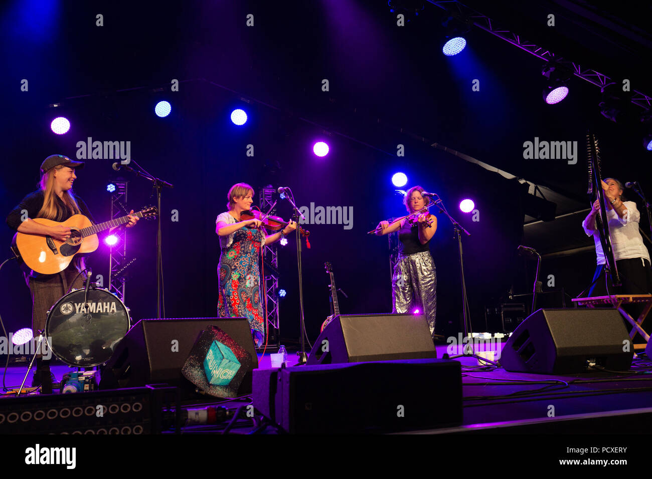 Cambridge, Regno Unito. 4° agosto 2018. I Poozies eseguire presso il Festival del Folk di Cambridge 2018. Richard Etteridge / Alamy Live News Foto Stock