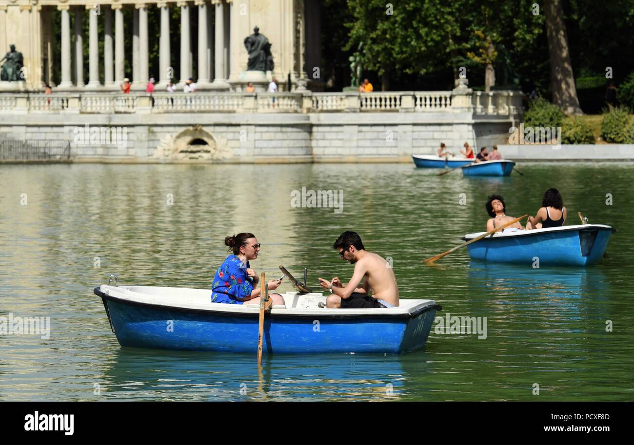 Madrid, Spagna. Il 4° agosto 2018. Persone fila imbarcazioni presso il Buen Retiro Park in Spagna a Madrid, e il Agosto 4, 2018. Grave ondata di caldo afferrata diverse parti della Spagna. Credito: Guo Qiuda/Xinhua/Alamy Live News Foto Stock