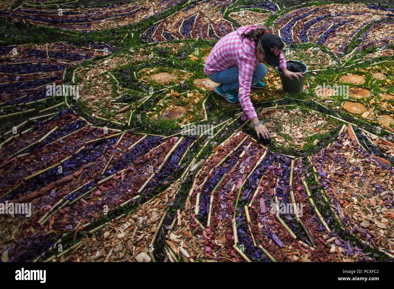 Tepotzotlan, Messico. Il 4° agosto 2018. Una donna fa un 2.500 mq di tappeto di fiori durante la fiera dei fiori 2018 in Tepotzotlan, Messico, su Agosto 4, 2018. Credito: Miguel Tovar/Xinhua/Alamy Live News Foto Stock